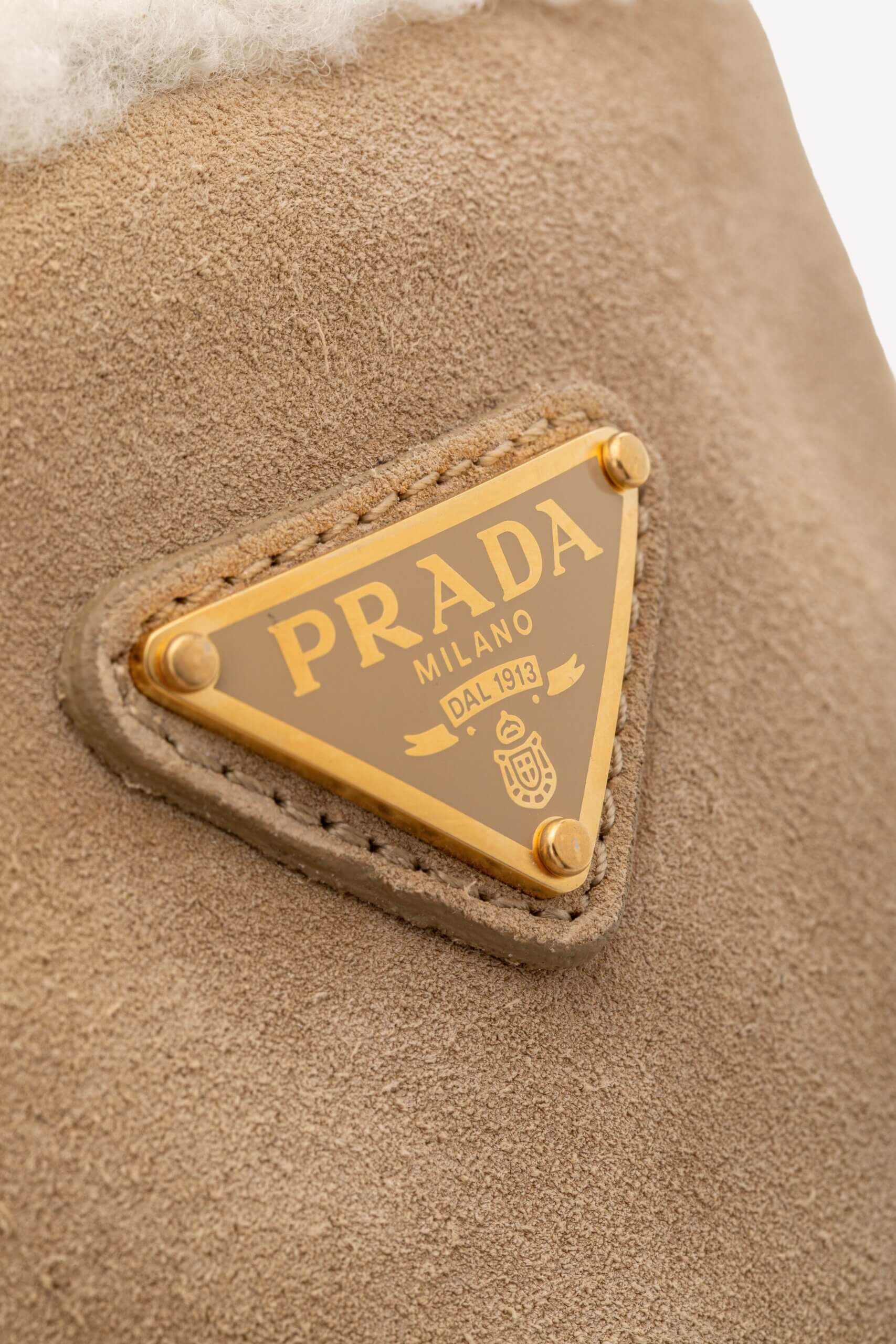 <span style="font-size: 10px; color: rgb(101, 101, 101);letter-spacing: .15em;">HARD TO FIND</span><br><strong> PRADA </strong><br><div style="margin-top:10px; font-size:16px;"> Suede Booties Ecru 39.5 </div><br> - Image 15