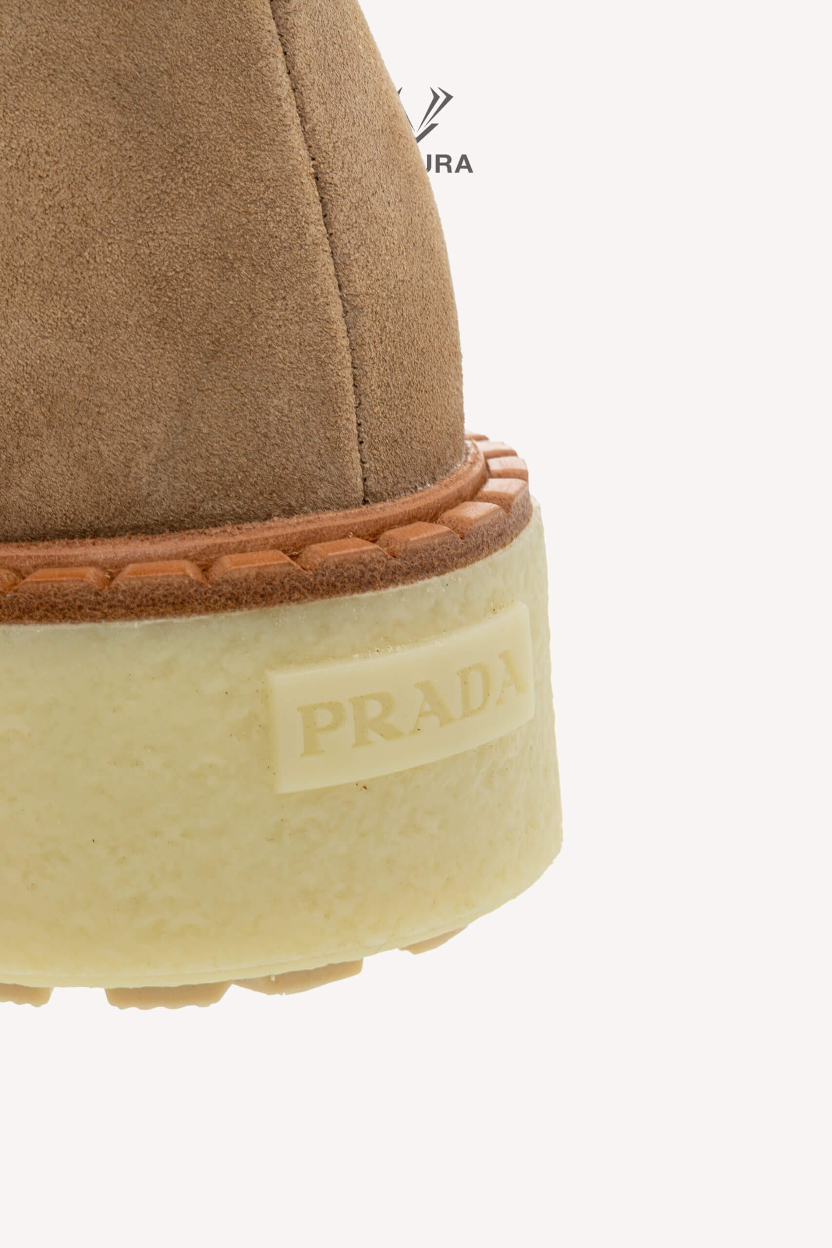 <span style="font-size: 10px; color: rgb(101, 101, 101);letter-spacing: .15em;">HARD TO FIND</span><br><strong> PRADA </strong><br><div style="margin-top:10px; font-size:16px;"> Suede Booties Ecru 39.5 </div><br> - Image 17