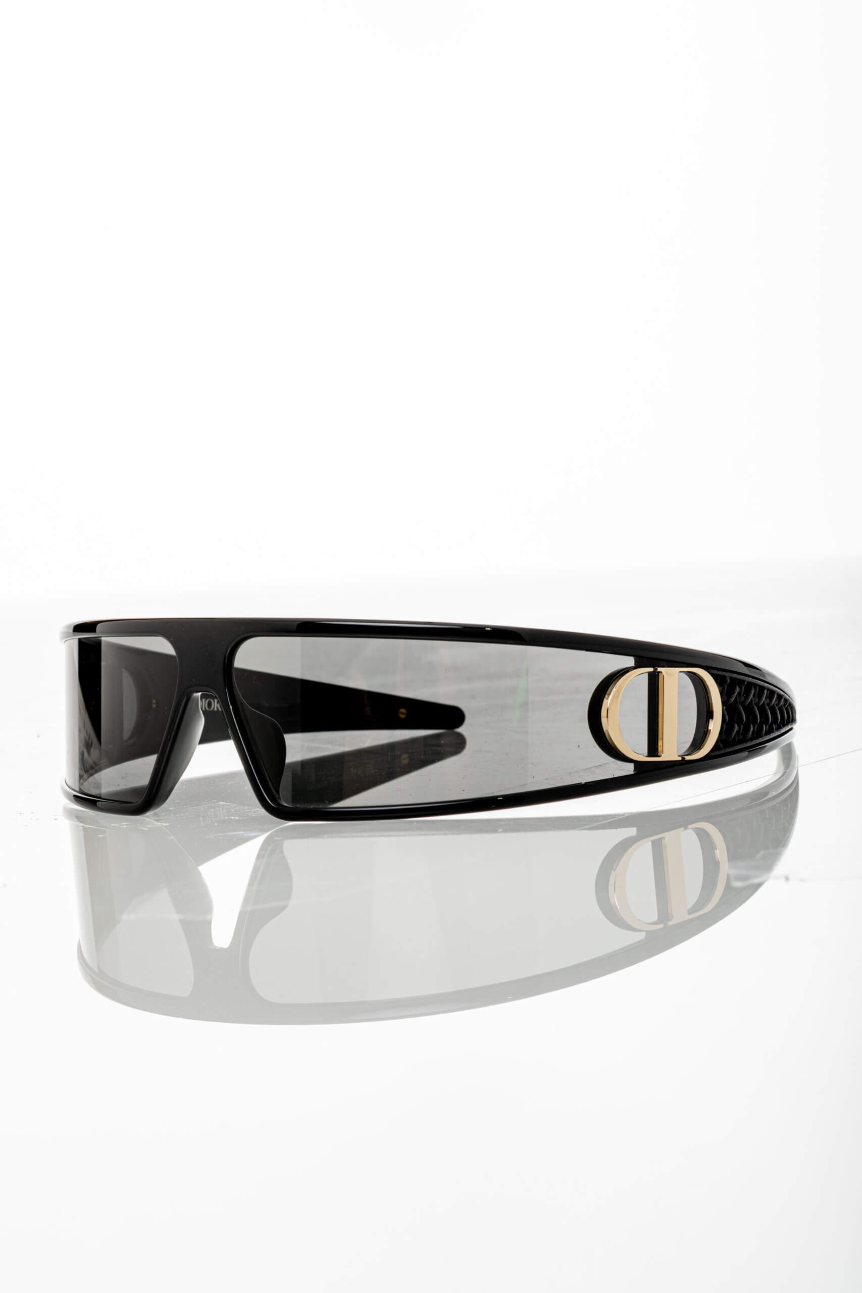 <span style="font-size: 10px;letter-spacing: .15em">HARD TO FIND</span><br> <strong>CHRISTIAN DIOR</strong><br> <div style="margin-top:10px;font-size:16px">VeryDior M1U Black Mask Sunglasses</div><br>