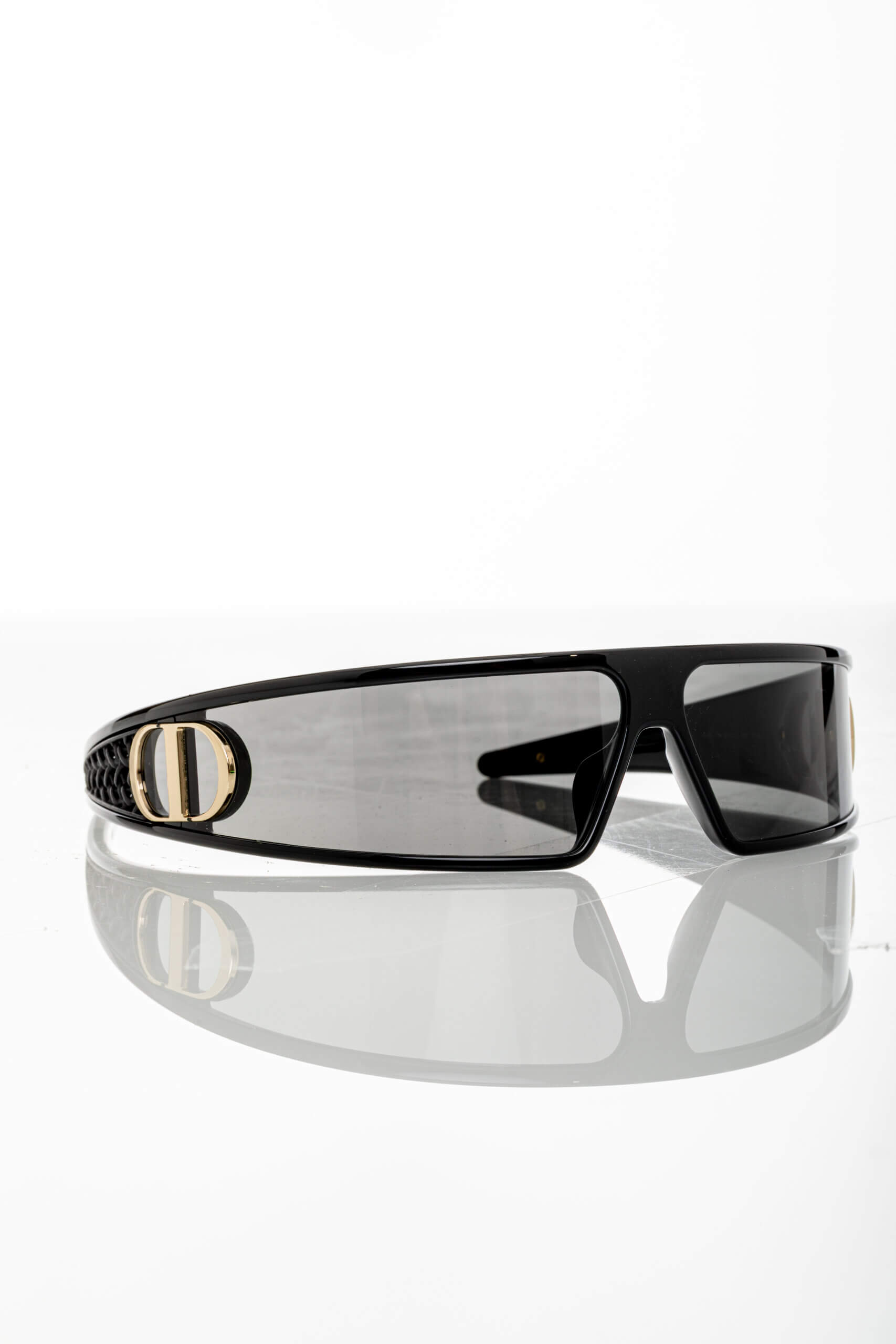 <span style="font-size: 10px;letter-spacing: .15em">HARD TO FIND</span><br> <strong>CHRISTIAN DIOR</strong><br> <div style="margin-top:10px;font-size:16px">VeryDior M1U Black Mask Sunglasses</div><br> - Image 2