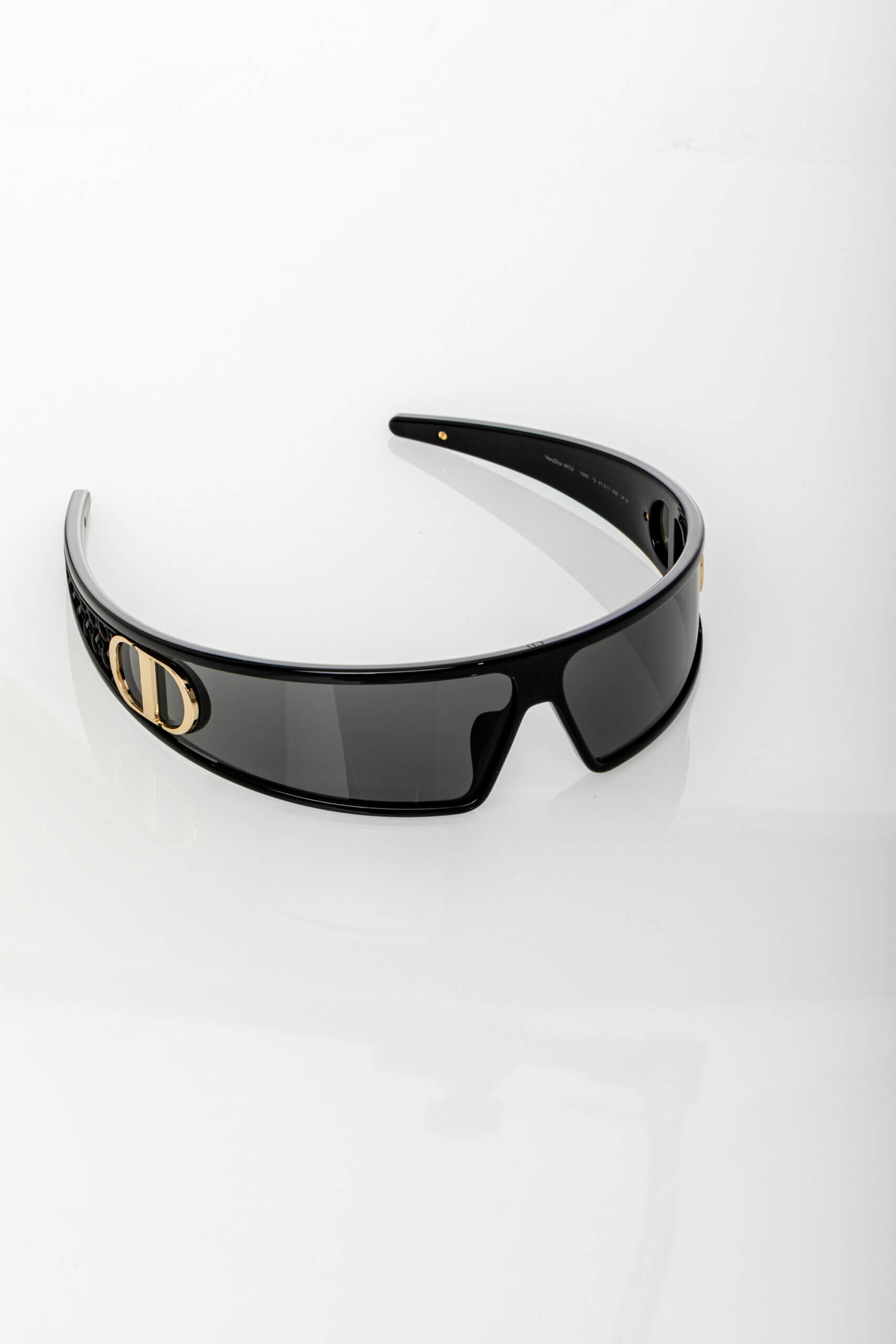 <span style="font-size: 10px;letter-spacing: .15em">HARD TO FIND</span><br> <strong>CHRISTIAN DIOR</strong><br> <div style="margin-top:10px;font-size:16px">VeryDior M1U Black Mask Sunglasses</div><br> - Image 3