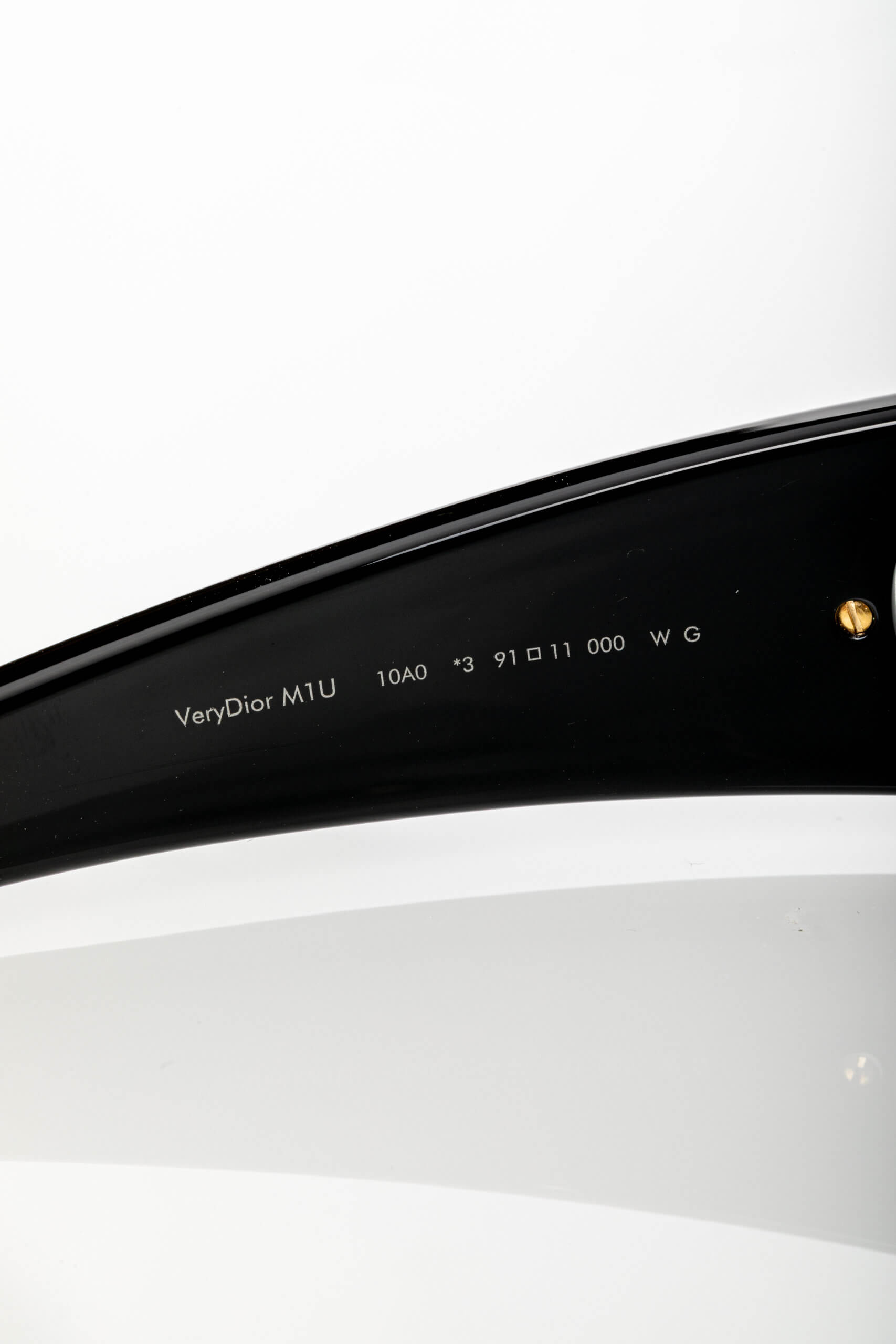 <span style="font-size: 10px;letter-spacing: .15em">HARD TO FIND</span><br> <strong>CHRISTIAN DIOR</strong><br> <div style="margin-top:10px;font-size:16px">VeryDior M1U Black Mask Sunglasses</div><br> - Image 19