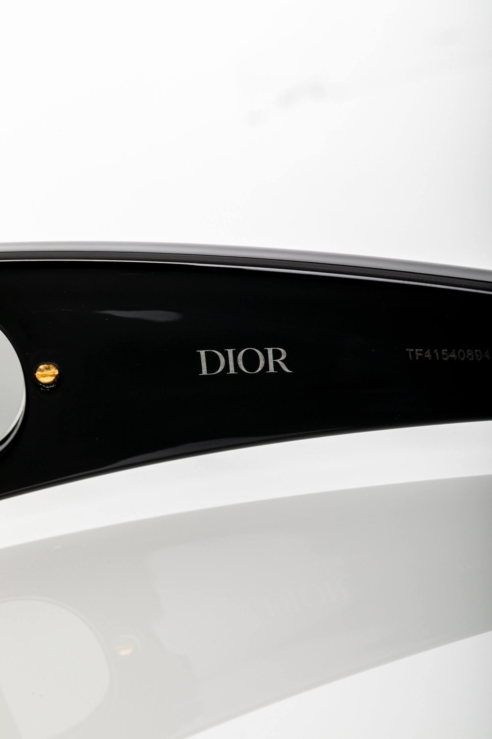 <span style="font-size: 10px;letter-spacing: .15em">HARD TO FIND</span><br> <strong>CHRISTIAN DIOR</strong><br> <div style="margin-top:10px;font-size:16px">VeryDior M1U Black Mask Sunglasses</div><br> - Image 18