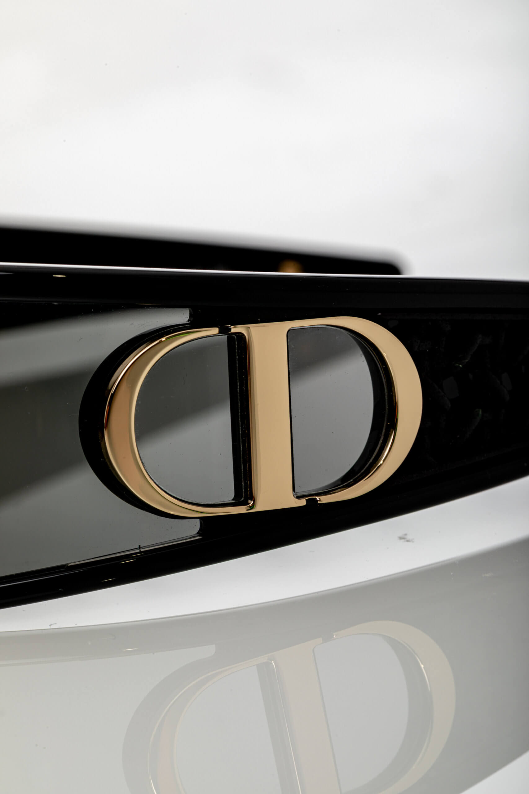 <span style="font-size: 10px;letter-spacing: .15em">HARD TO FIND</span><br> <strong>CHRISTIAN DIOR</strong><br> <div style="margin-top:10px;font-size:16px">VeryDior M1U Black Mask Sunglasses</div><br> - Image 11