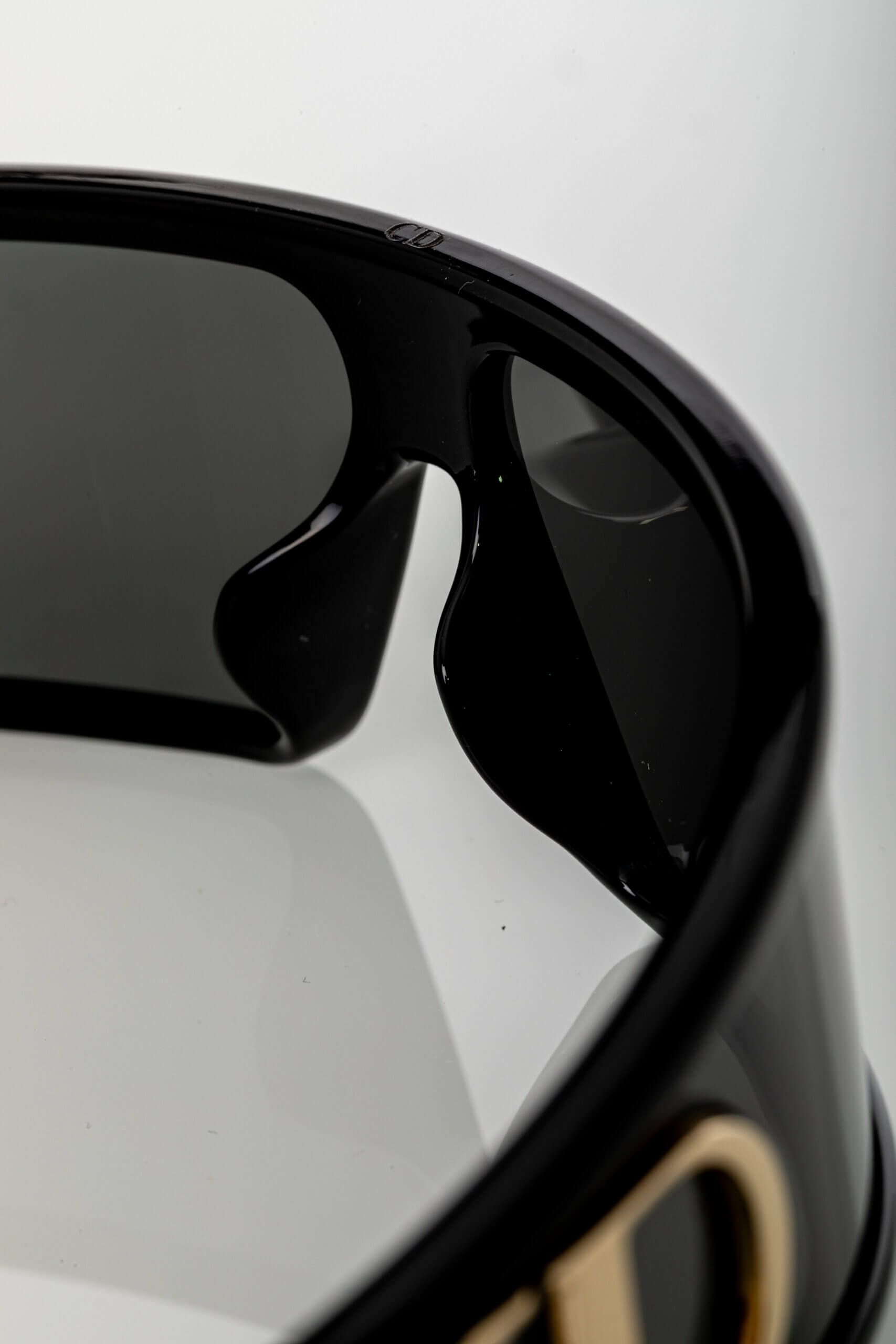 <span style="font-size: 10px;letter-spacing: .15em">HARD TO FIND</span><br> <strong>CHRISTIAN DIOR</strong><br> <div style="margin-top:10px;font-size:16px">VeryDior M1U Black Mask Sunglasses</div><br> - Image 12