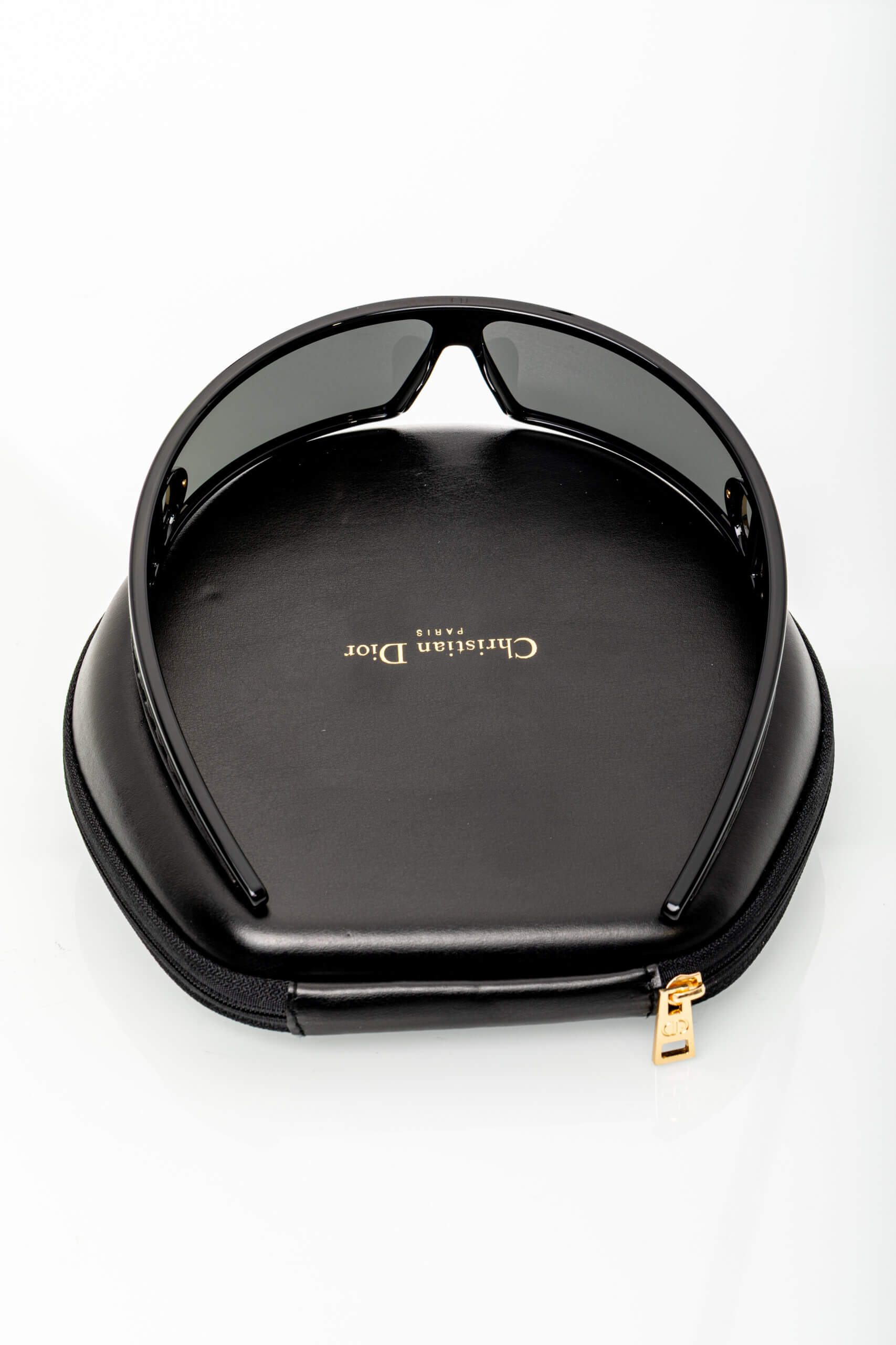 <span style="font-size: 10px;letter-spacing: .15em">HARD TO FIND</span><br> <strong>CHRISTIAN DIOR</strong><br> <div style="margin-top:10px;font-size:16px">VeryDior M1U Black Mask Sunglasses</div><br> - Image 10