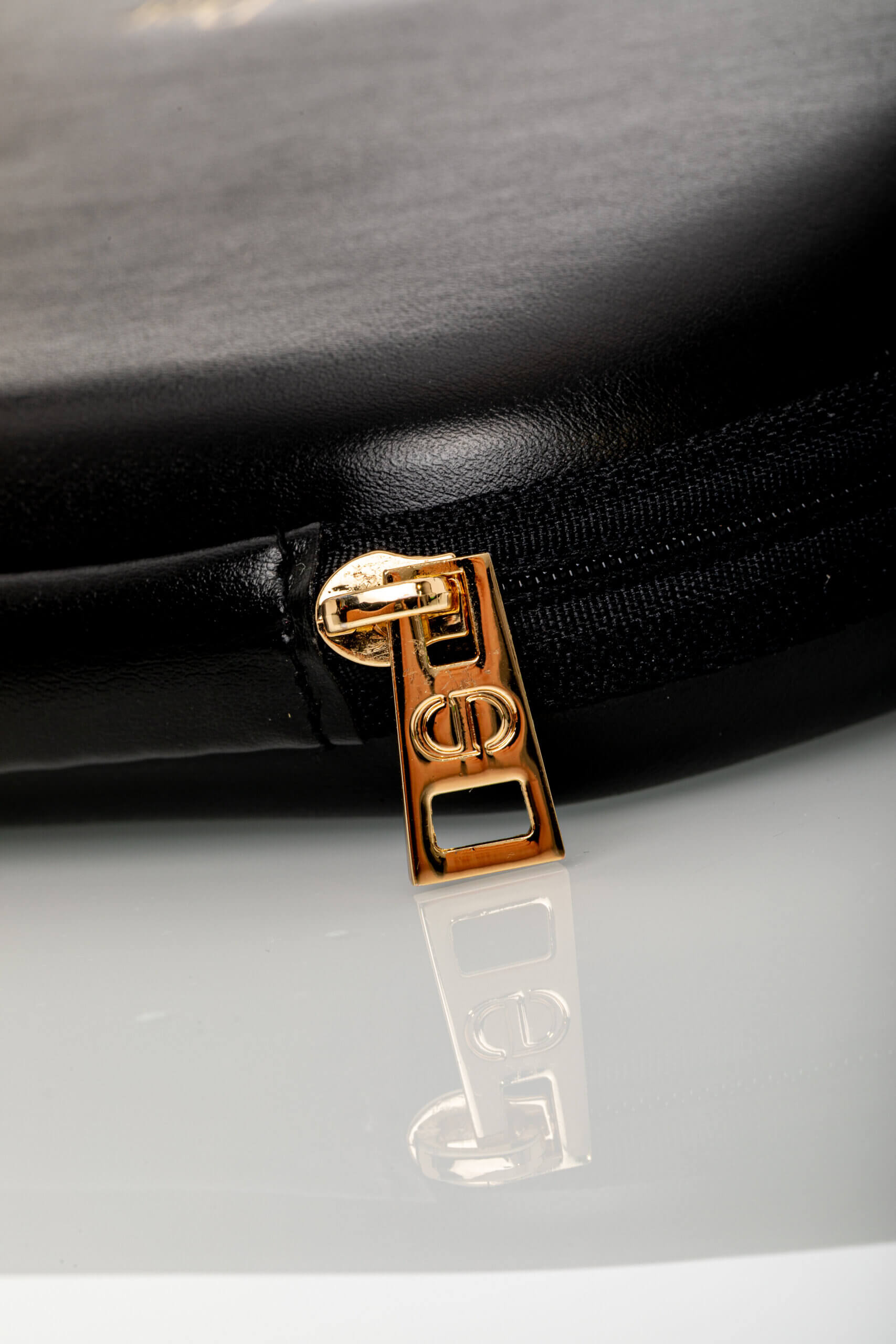 <span style="font-size: 10px;letter-spacing: .15em">HARD TO FIND</span><br> <strong>CHRISTIAN DIOR</strong><br> <div style="margin-top:10px;font-size:16px">VeryDior M1U Black Mask Sunglasses</div><br> - Image 9