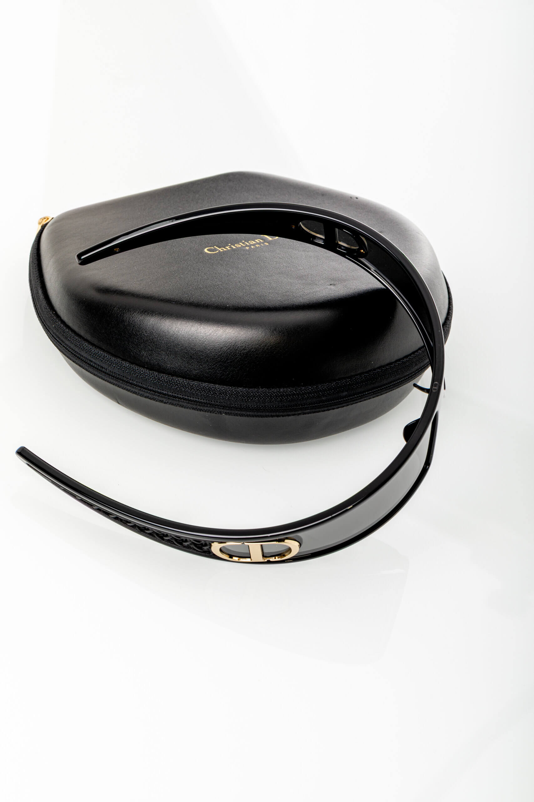 <span style="font-size: 10px;letter-spacing: .15em">HARD TO FIND</span><br> <strong>CHRISTIAN DIOR</strong><br> <div style="margin-top:10px;font-size:16px">VeryDior M1U Black Mask Sunglasses</div><br> - Image 8