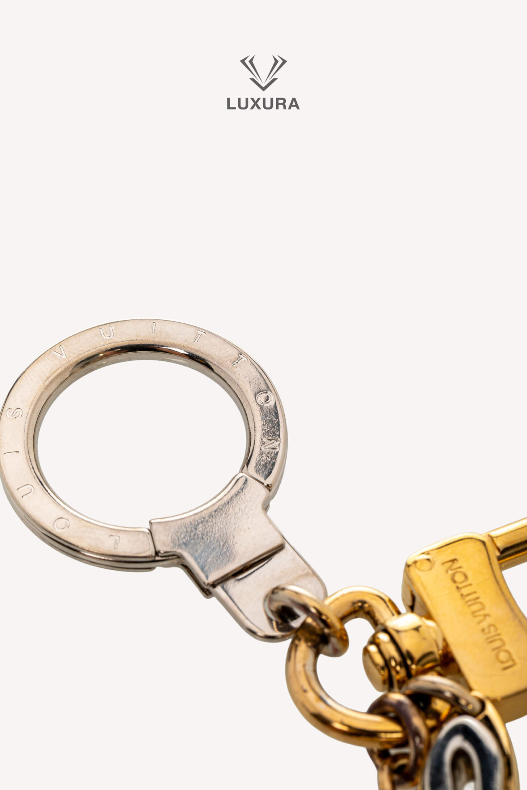 <span style="font-size: 10px;letter-spacing: .15em">HARD TO FIND</span><br> <strong>LOUIS VUITTON</strong><br> <div style="margin-top:10px;font-size:16px">Insolence Key Holder-Bag Charm</div><br> - Image 10