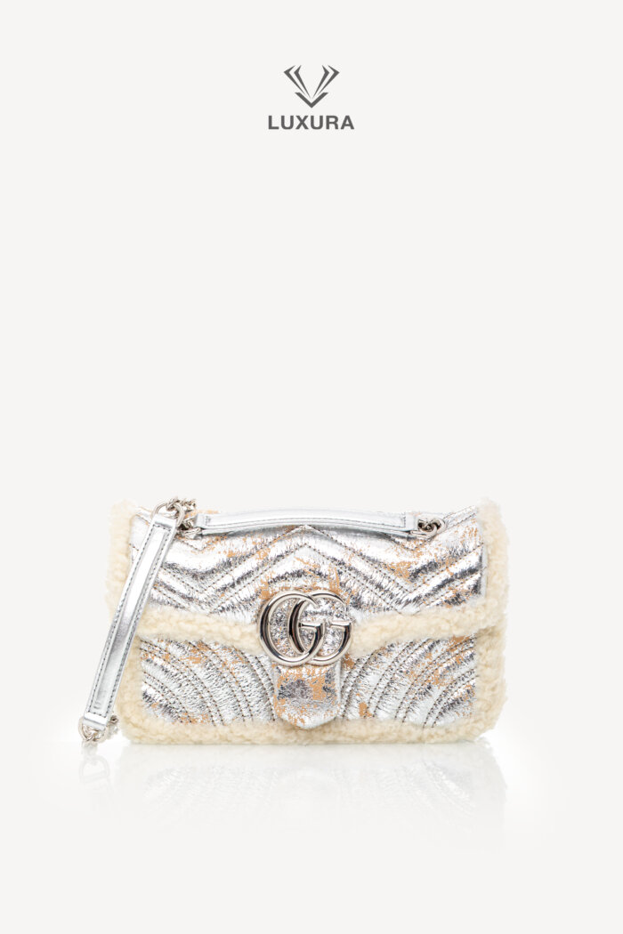 <span style="font-size: 10px;letter-spacing: .15em">NEW COLLECTION</span><br>            <strong>GUCCI</strong><br>            <div style="margin-top:10px;font-size:16px">GG Marmont Medium Metallic Leather Shoulder Bag</div><br>