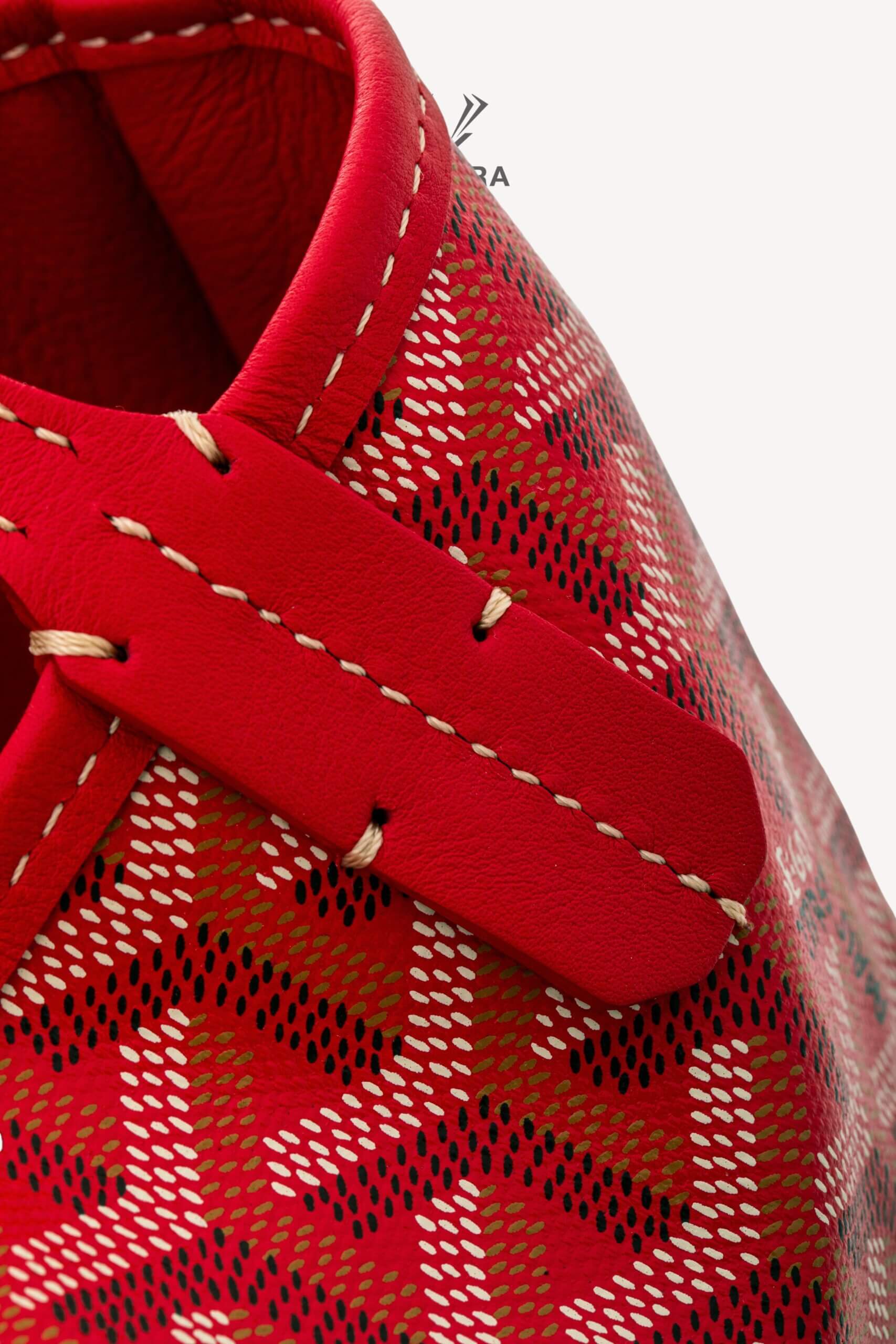 <span style="font-size: 10px;letter-spacing: .15em"></span><br> <strong>GOYARD</strong><br> <div style="margin-top:10px;font-size:16px">Goyardine Reversible Mini Anjou Red</div><br> - Image 18