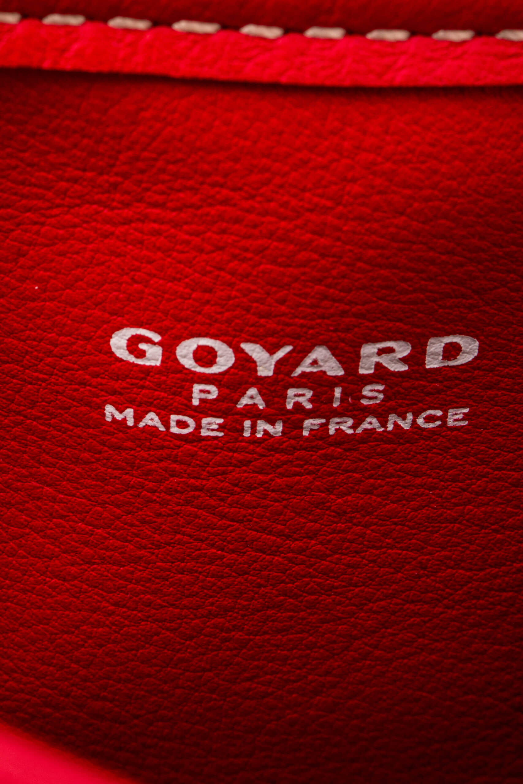 <span style="font-size: 10px;letter-spacing: .15em"></span><br> <strong>GOYARD</strong><br> <div style="margin-top:10px;font-size:16px">Goyardine Reversible Mini Anjou Red</div><br> - Image 17