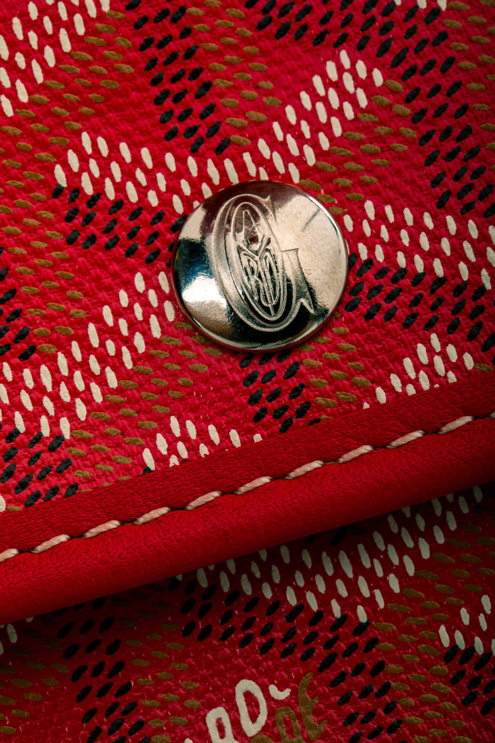 <span style="font-size: 10px;letter-spacing: .15em"></span><br> <strong>GOYARD</strong><br> <div style="margin-top:10px;font-size:16px">Goyardine Reversible Mini Anjou Red</div><br> - Image 13