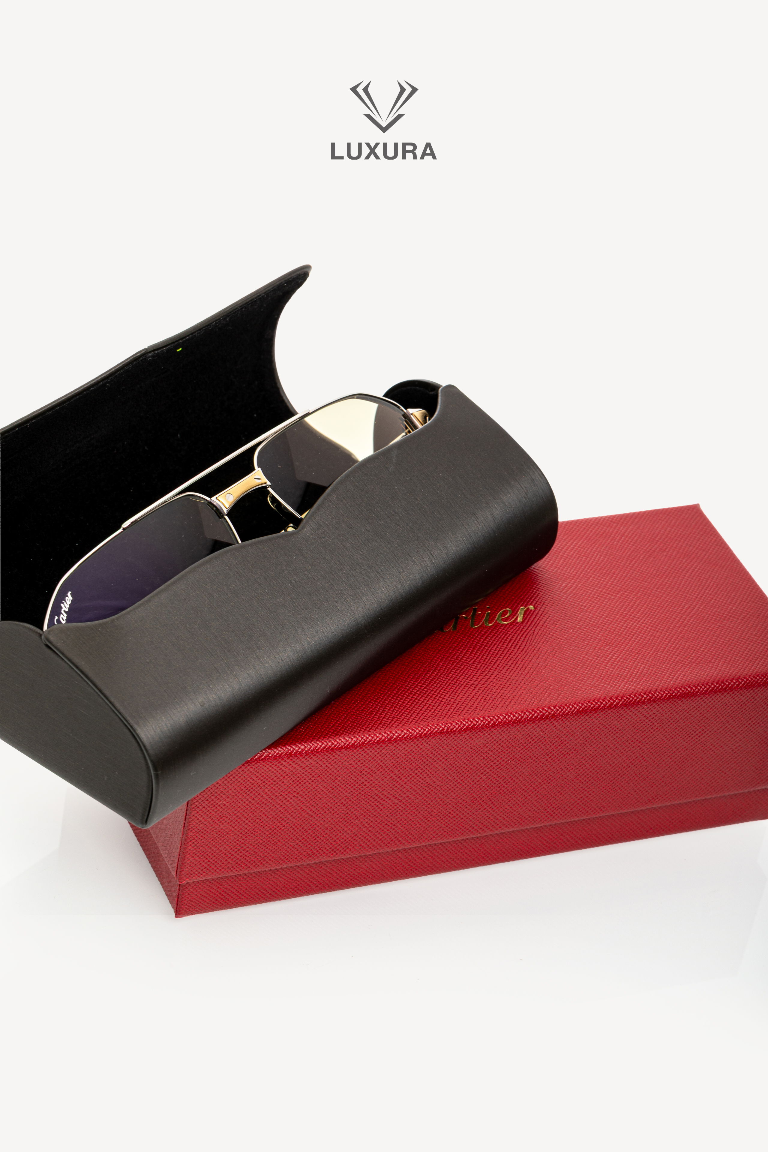 <span style="font-size: 10px; color: rgb(101, 101, 101);letter-spacing: .15em;">BEST DEAL </span><br><strong> CARTIER</strong><br><div style="margin-top:10px; font-size:16px;"> Santos de Cartier Sunglasses CT0424S 005</div><br> - Image 2
