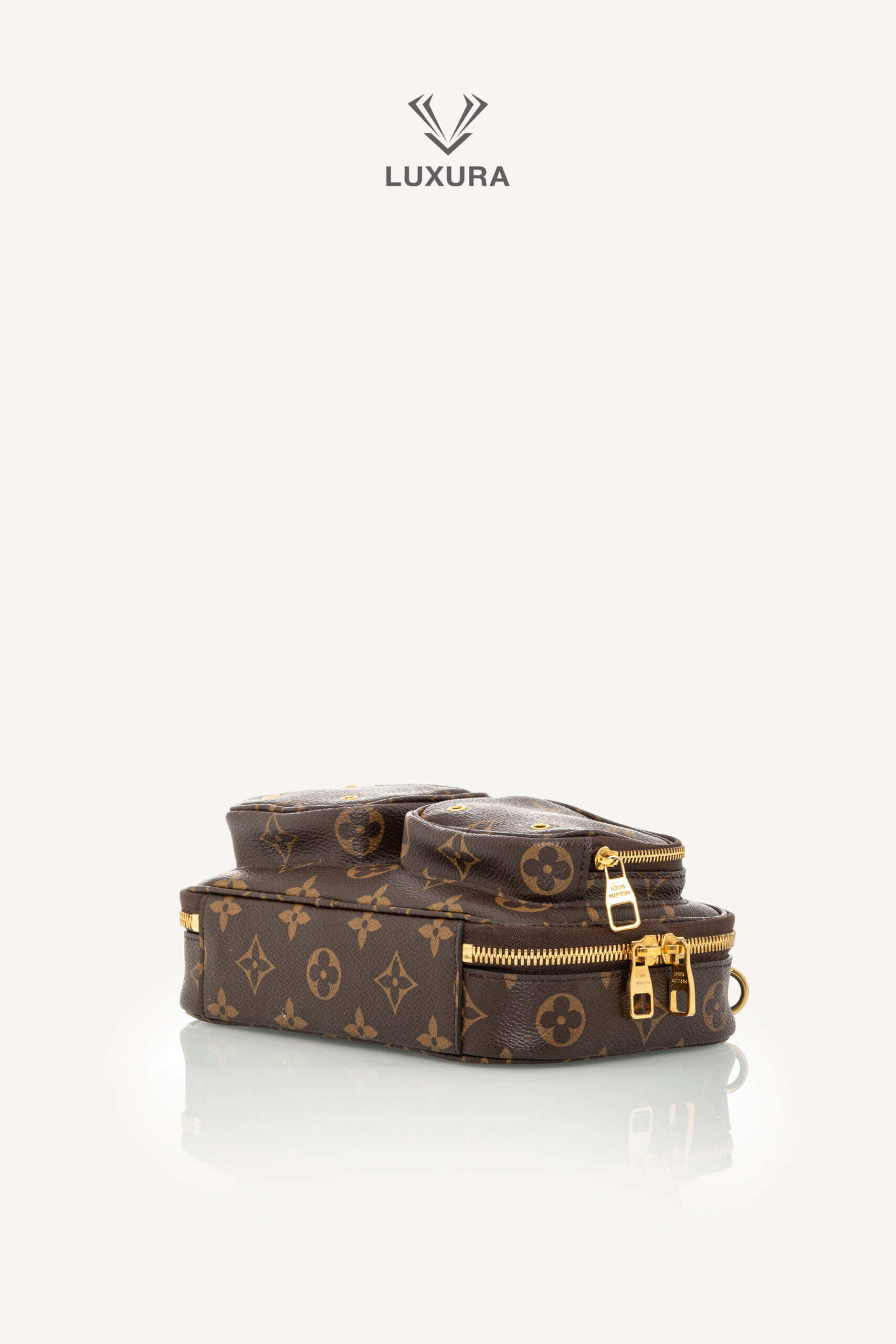 <span style="font-size: 10px;letter-spacing: .15em">HARD TO FIND</span><br> <strong>LOUIS VUITTON</strong><br> <div style="margin-top:10px;font-size:16px">Monogram Utility Crossbody</div><br> - Image 21
