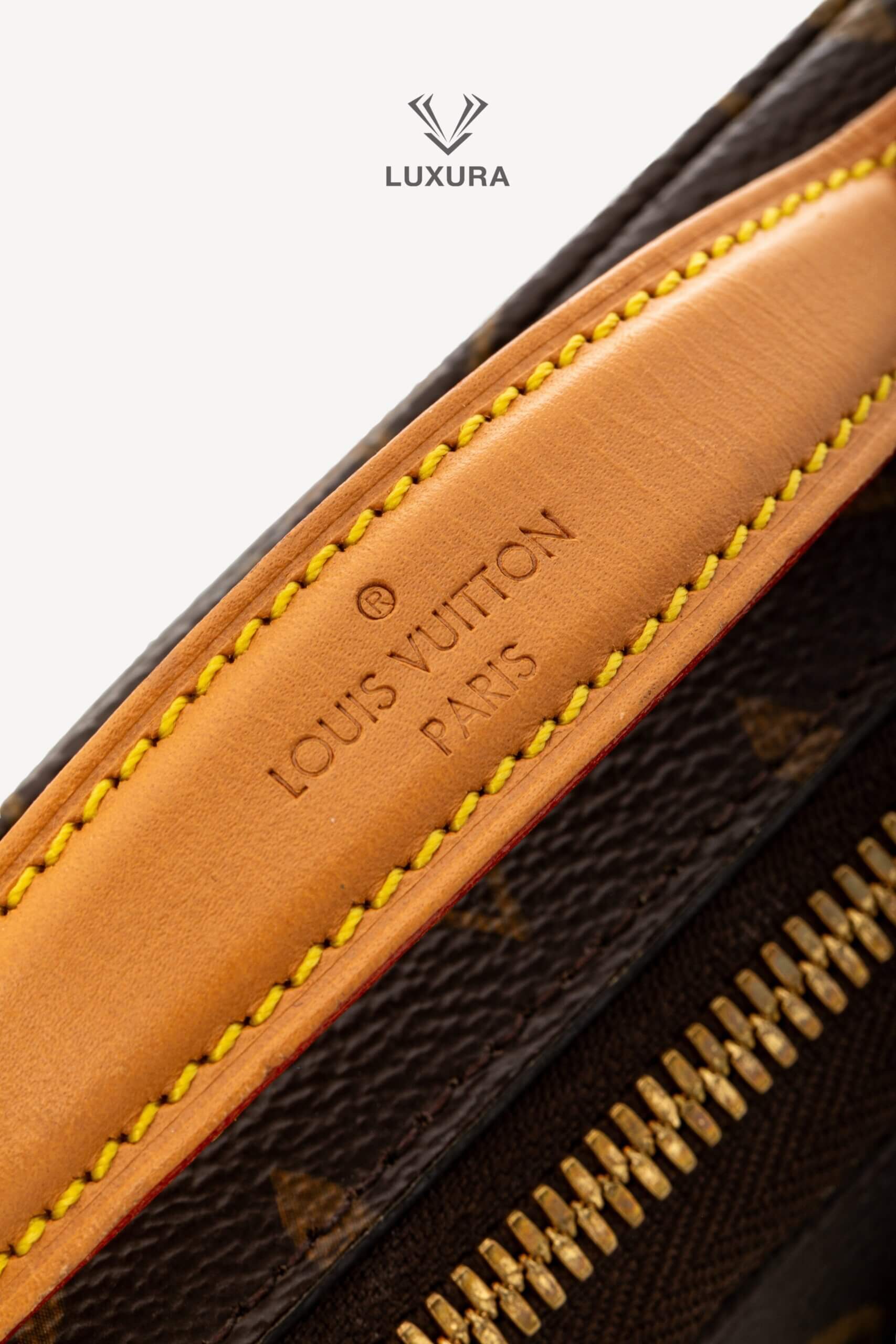 <span style="font-size: 10px;letter-spacing: .15em">HARD TO FIND</span><br> <strong>LOUIS VUITTON</strong><br> <div style="margin-top:10px;font-size:16px">Monogram Utility Crossbody</div><br> - Image 14