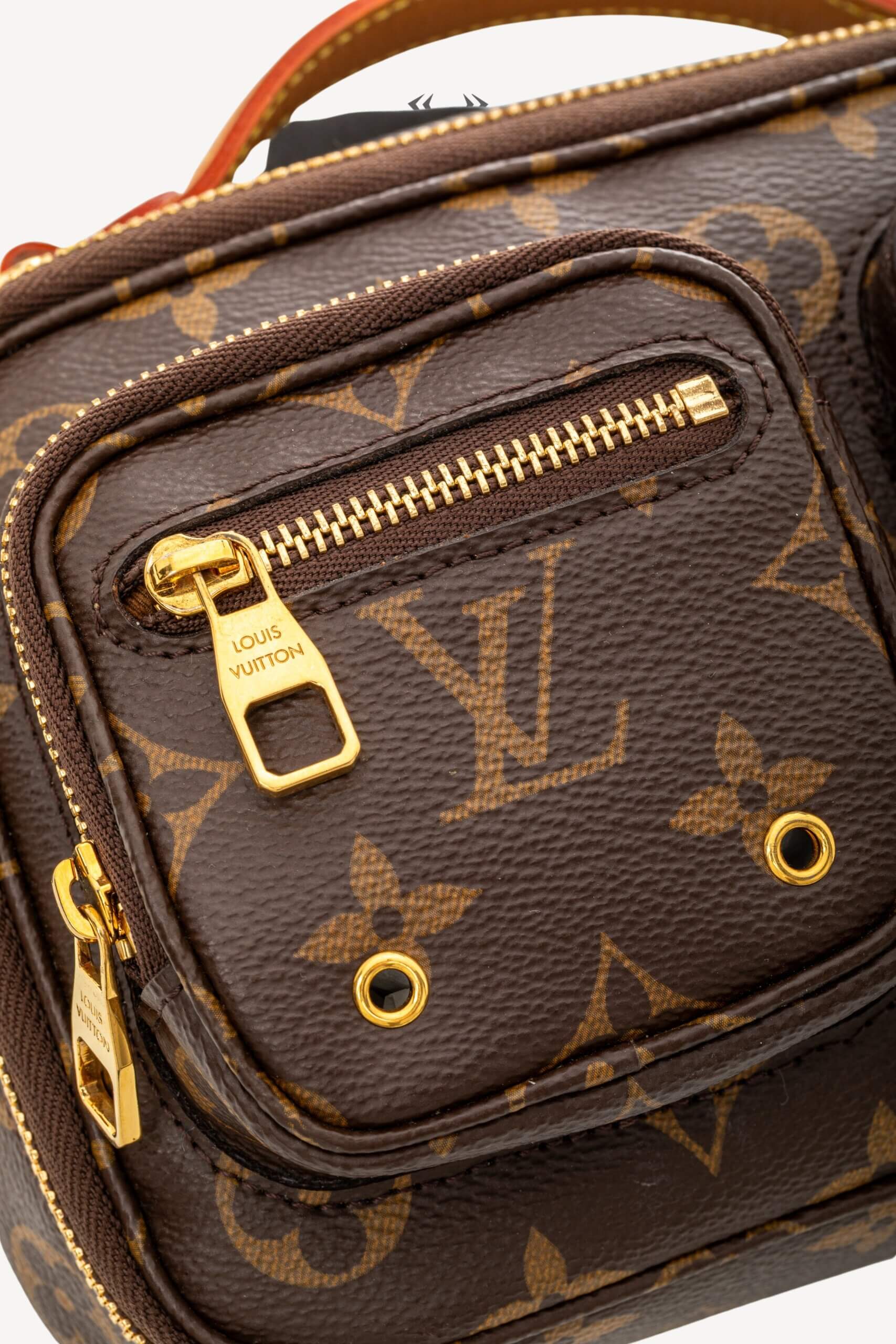 <span style="font-size: 10px;letter-spacing: .15em">HARD TO FIND</span><br> <strong>LOUIS VUITTON</strong><br> <div style="margin-top:10px;font-size:16px">Monogram Utility Crossbody</div><br> - Image 10