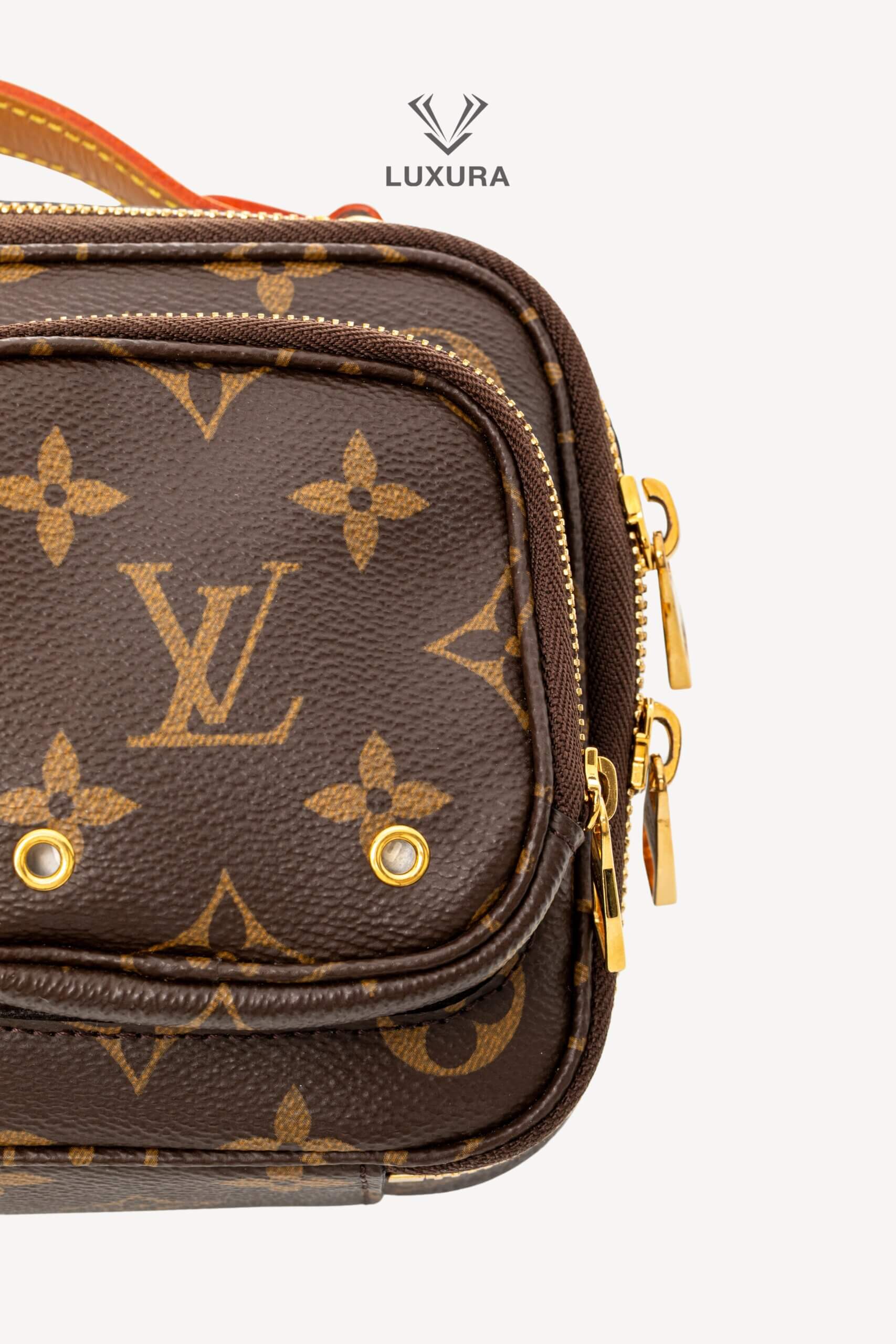 <span style="font-size: 10px;letter-spacing: .15em">HARD TO FIND</span><br> <strong>LOUIS VUITTON</strong><br> <div style="margin-top:10px;font-size:16px">Monogram Utility Crossbody</div><br> - Image 11