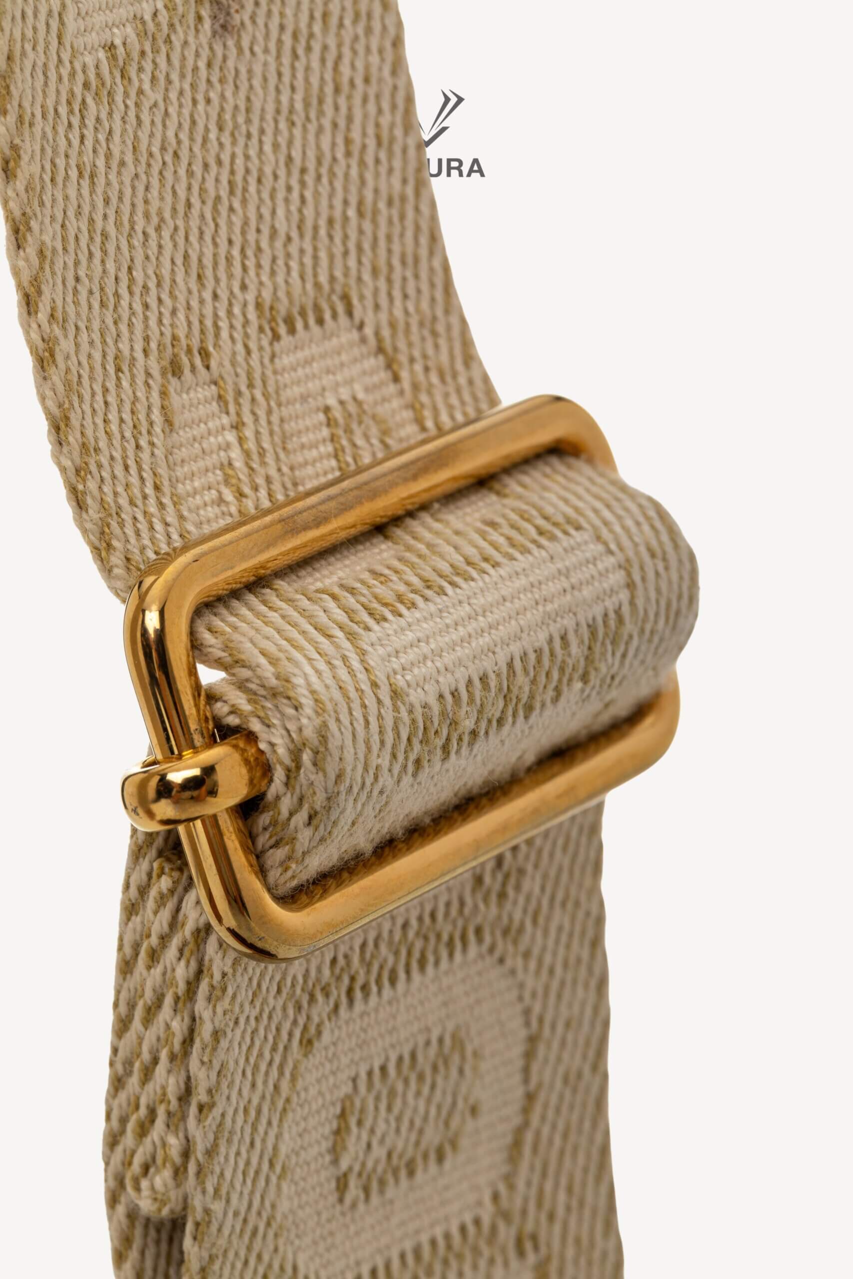 <span style="font-size: 10px;letter-spacing: .15em">HARD TO FIND</span><br> <strong>LOUIS VUITTON</strong><br> <div style="margin-top:10px;font-size:16px">Monogram Utility Crossbody</div><br> - Image 15