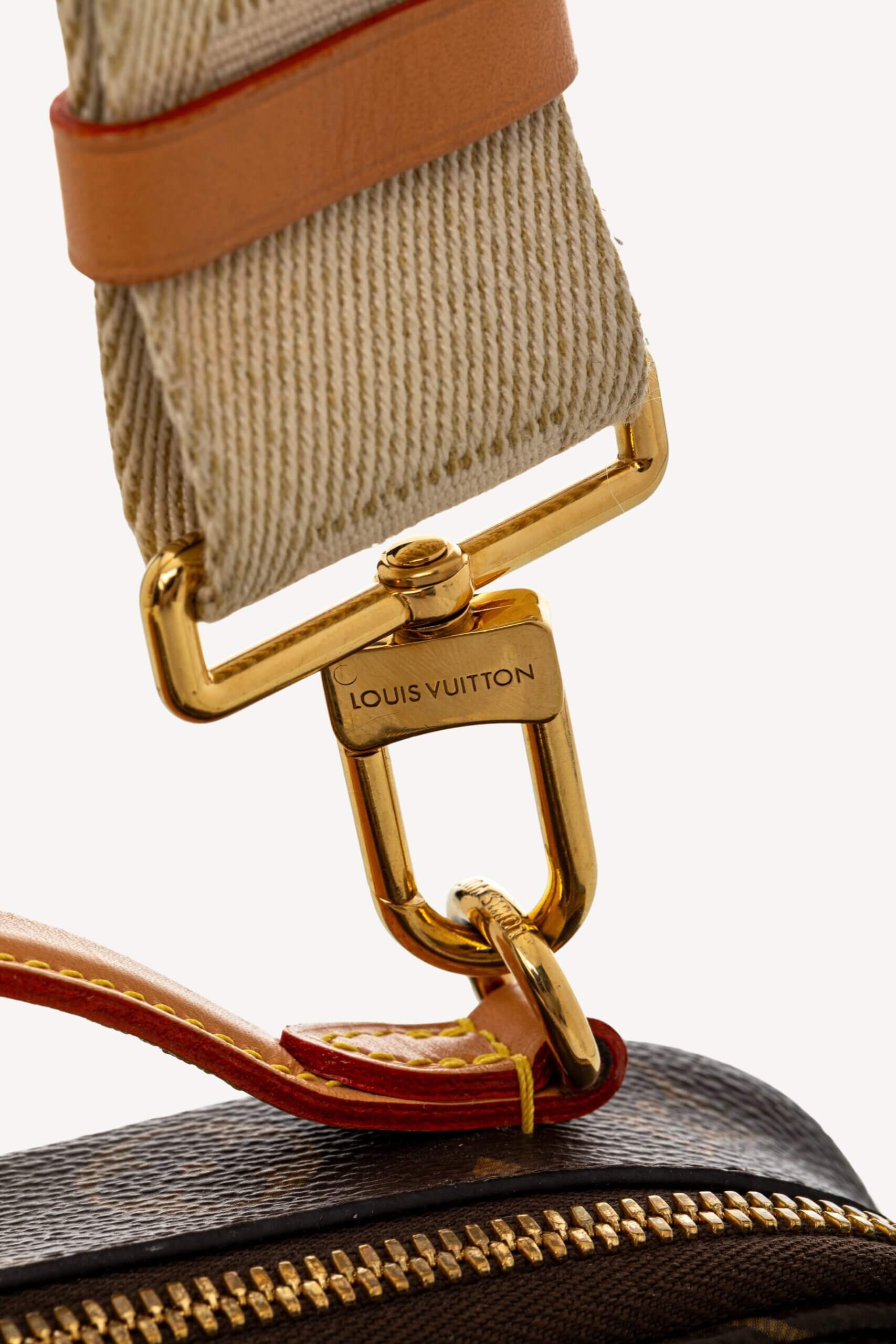 <span style="font-size: 10px;letter-spacing: .15em">HARD TO FIND</span><br> <strong>LOUIS VUITTON</strong><br> <div style="margin-top:10px;font-size:16px">Monogram Utility Crossbody</div><br> - Image 16