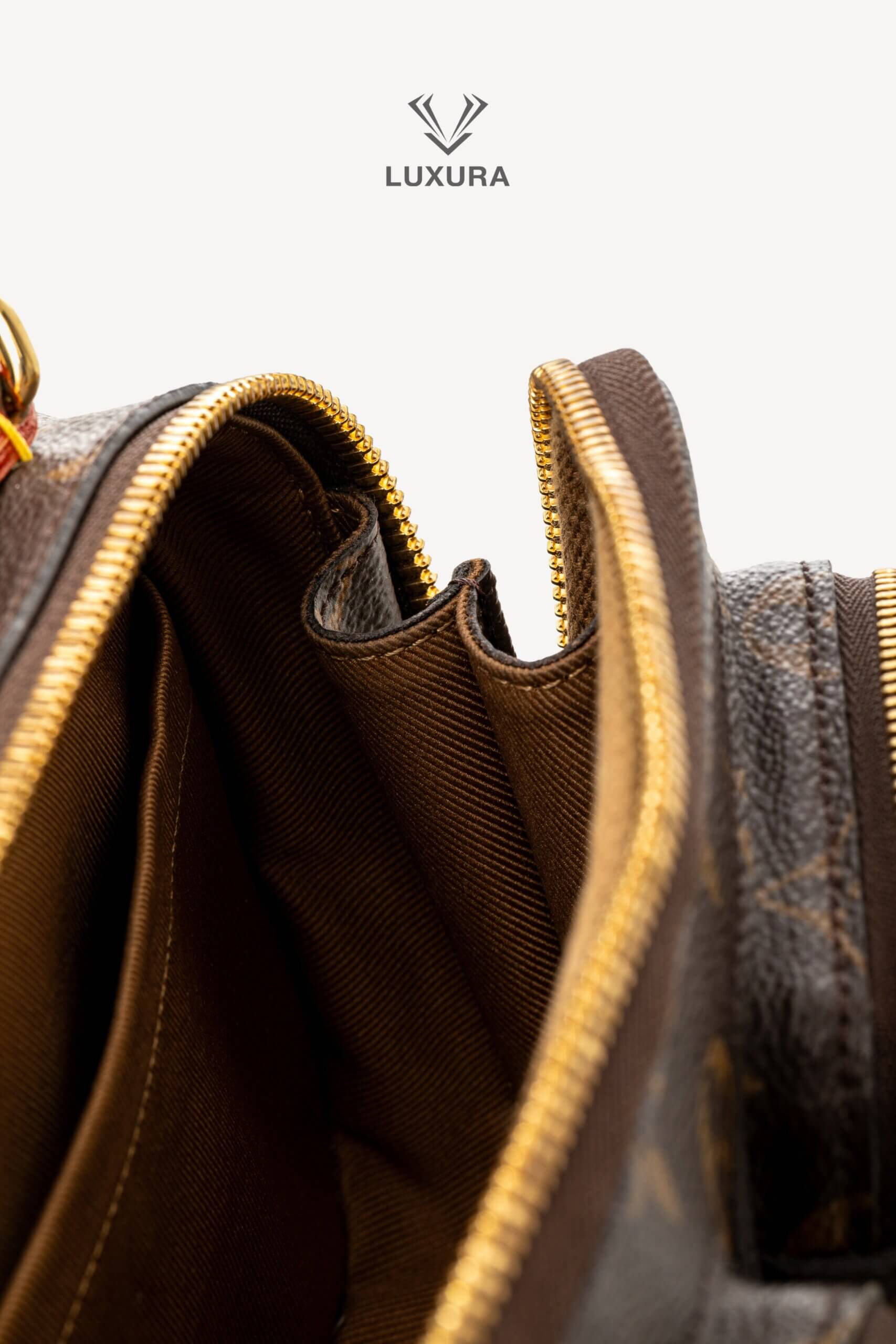 <span style="font-size: 10px;letter-spacing: .15em">HARD TO FIND</span><br> <strong>LOUIS VUITTON</strong><br> <div style="margin-top:10px;font-size:16px">Monogram Utility Crossbody</div><br> - Image 13