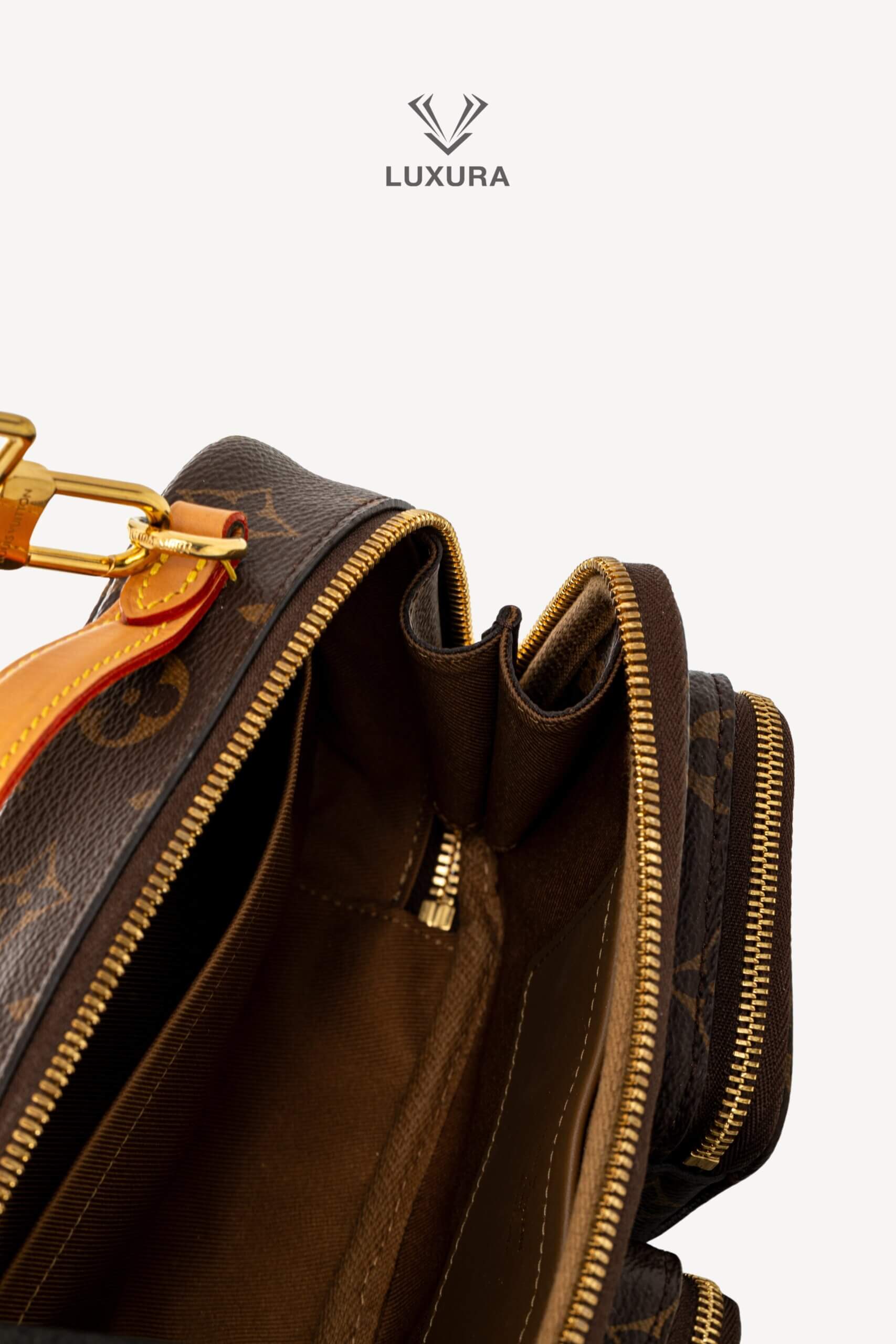 <span style="font-size: 10px;letter-spacing: .15em">HARD TO FIND</span><br> <strong>LOUIS VUITTON</strong><br> <div style="margin-top:10px;font-size:16px">Monogram Utility Crossbody</div><br> - Image 12