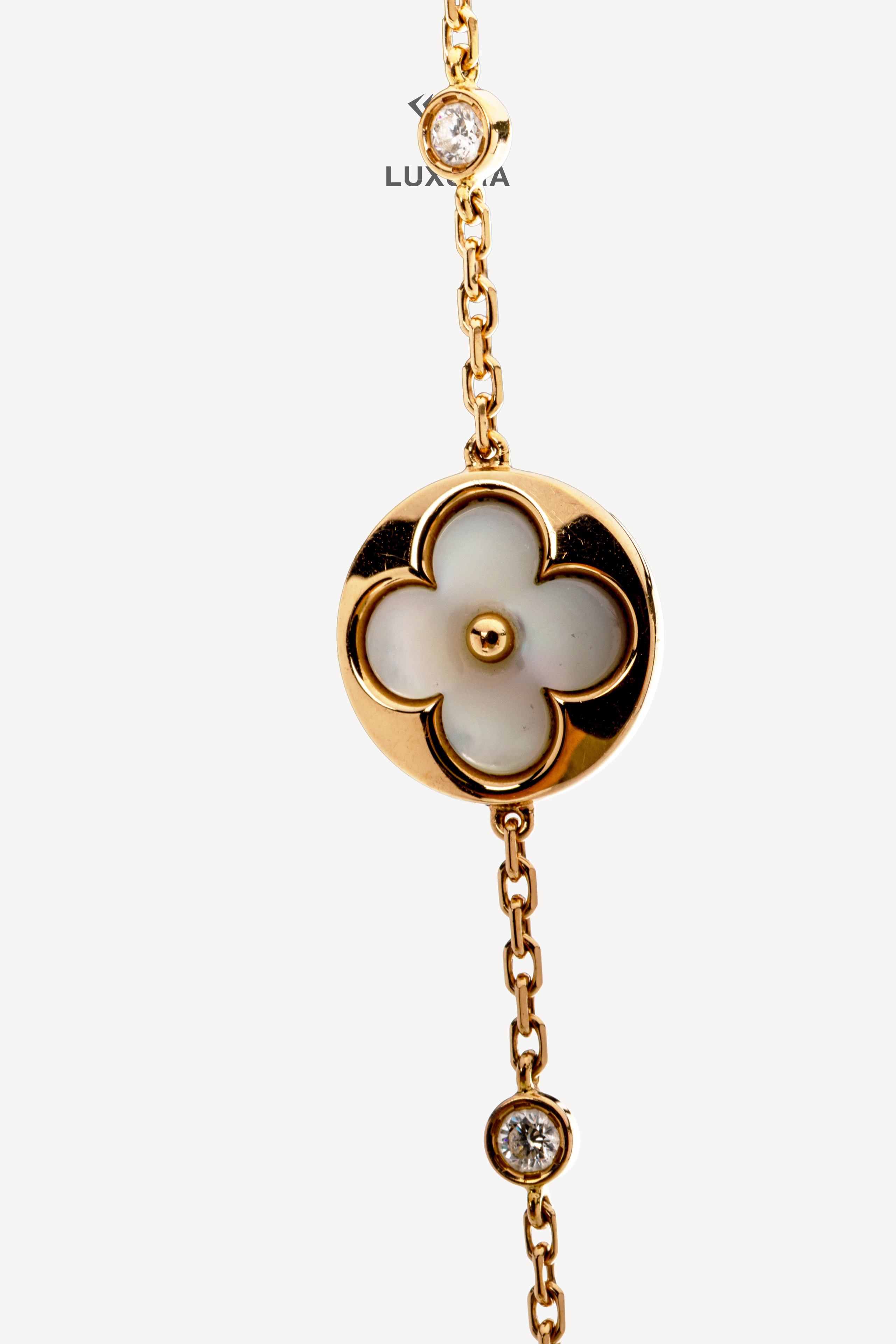 <span style="font-size: 10px; color: rgb(101, 101, 101);letter-spacing: .15em;">BEST DEAL</span><br><strong> LOUIS VUITTON </strong><br><div style="margin-top:10px; font-size:16px;">Color Blossom BB Multi-Motif Bracelet Yellow Gold Mother Of Pearl And Diamonds </div><br> - Image 4