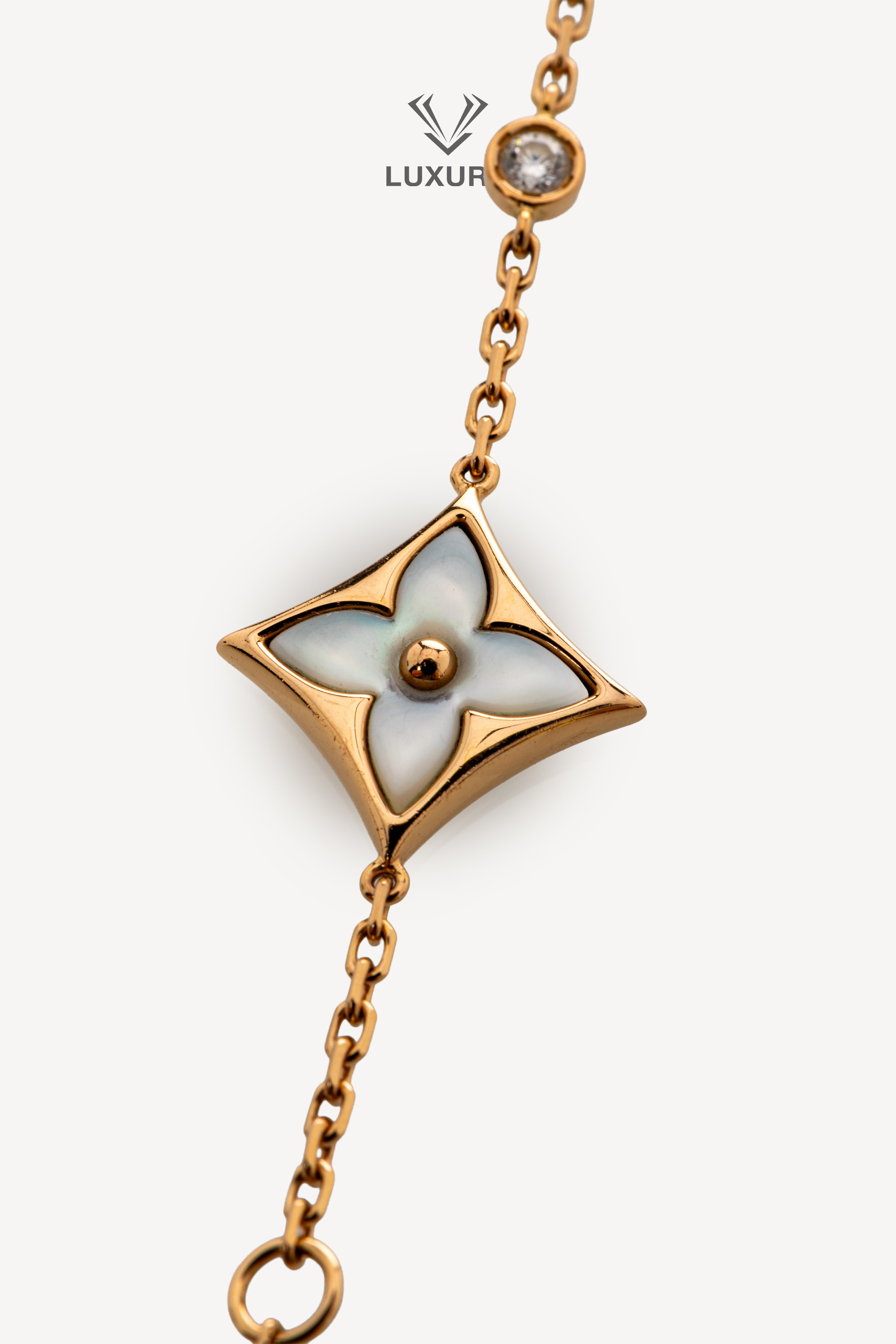 <span style="font-size: 10px; color: rgb(101, 101, 101);letter-spacing: .15em;">BEST DEAL</span><br><strong> LOUIS VUITTON </strong><br><div style="margin-top:10px; font-size:16px;">Color Blossom BB Multi-Motif Bracelet Yellow Gold Mother Of Pearl And Diamonds </div><br> - Image 5