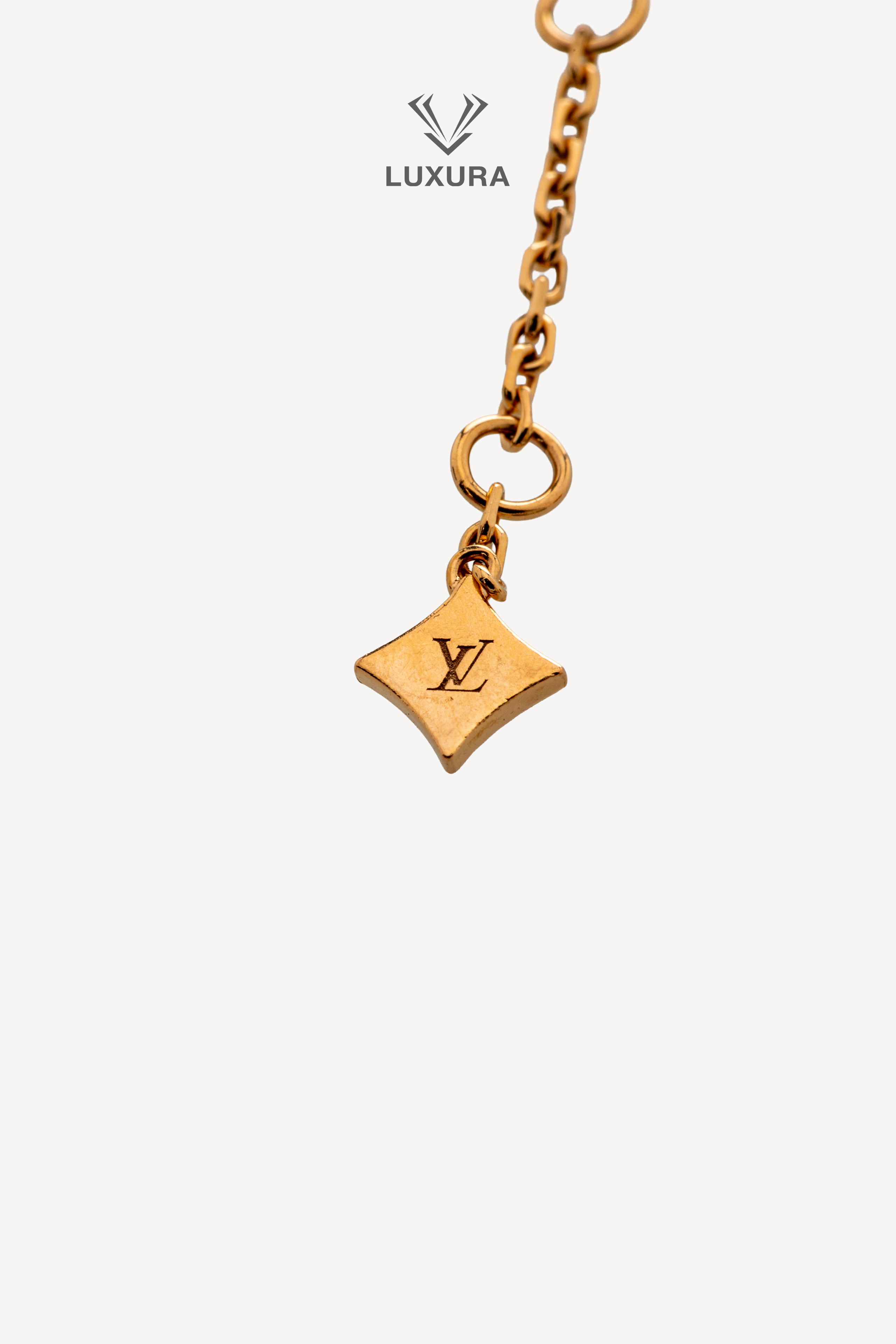 <span style="font-size: 10px; color: rgb(101, 101, 101);letter-spacing: .15em;">BEST DEAL</span><br><strong> LOUIS VUITTON </strong><br><div style="margin-top:10px; font-size:16px;">Color Blossom BB Multi-Motif Bracelet Yellow Gold Mother Of Pearl And Diamonds </div><br> - Image 11