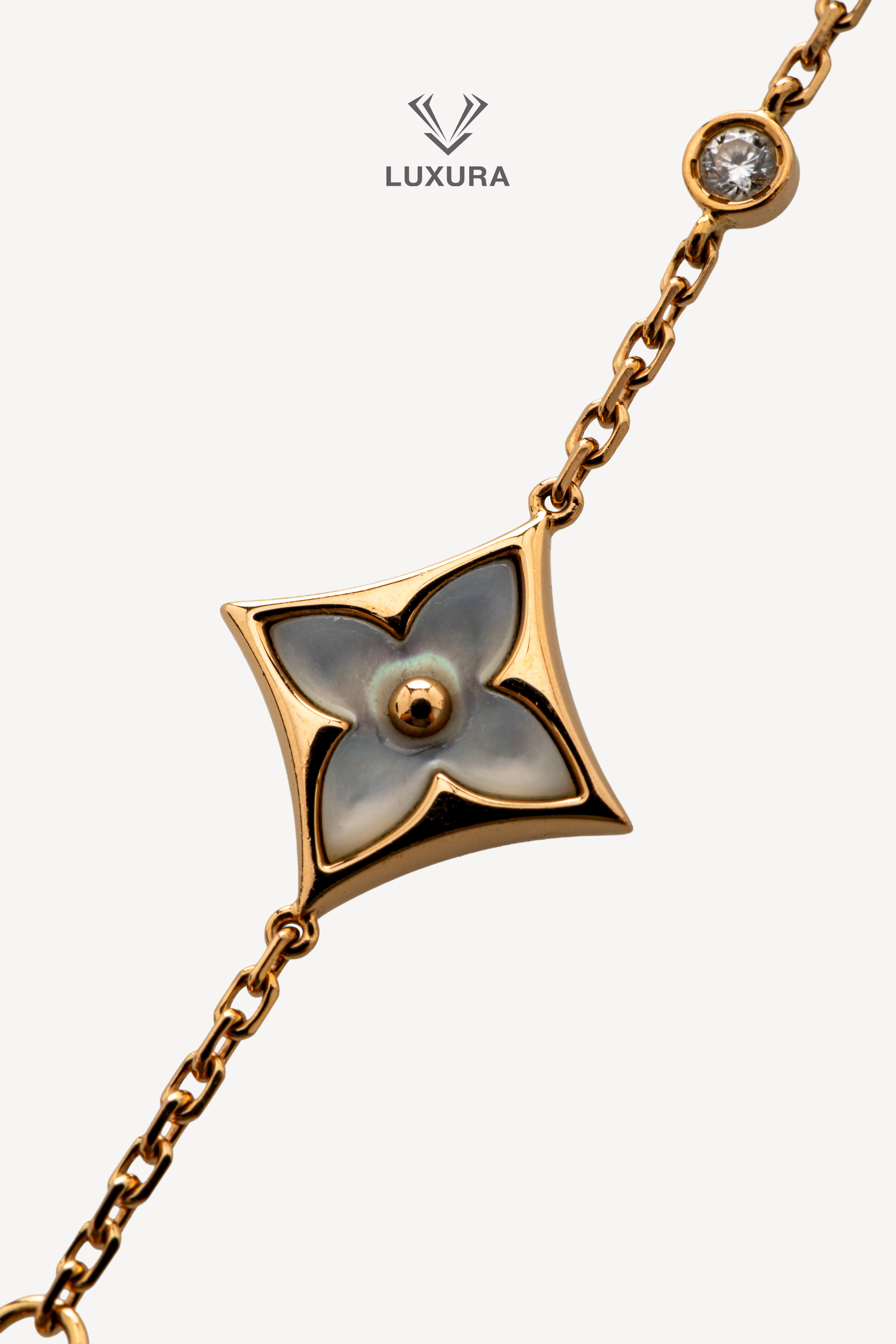 <span style="font-size: 10px; color: rgb(101, 101, 101);letter-spacing: .15em;">BEST DEAL</span><br><strong> LOUIS VUITTON </strong><br><div style="margin-top:10px; font-size:16px;">Color Blossom BB Multi-Motif Bracelet Yellow Gold Mother Of Pearl And Diamonds </div><br> - Image 7