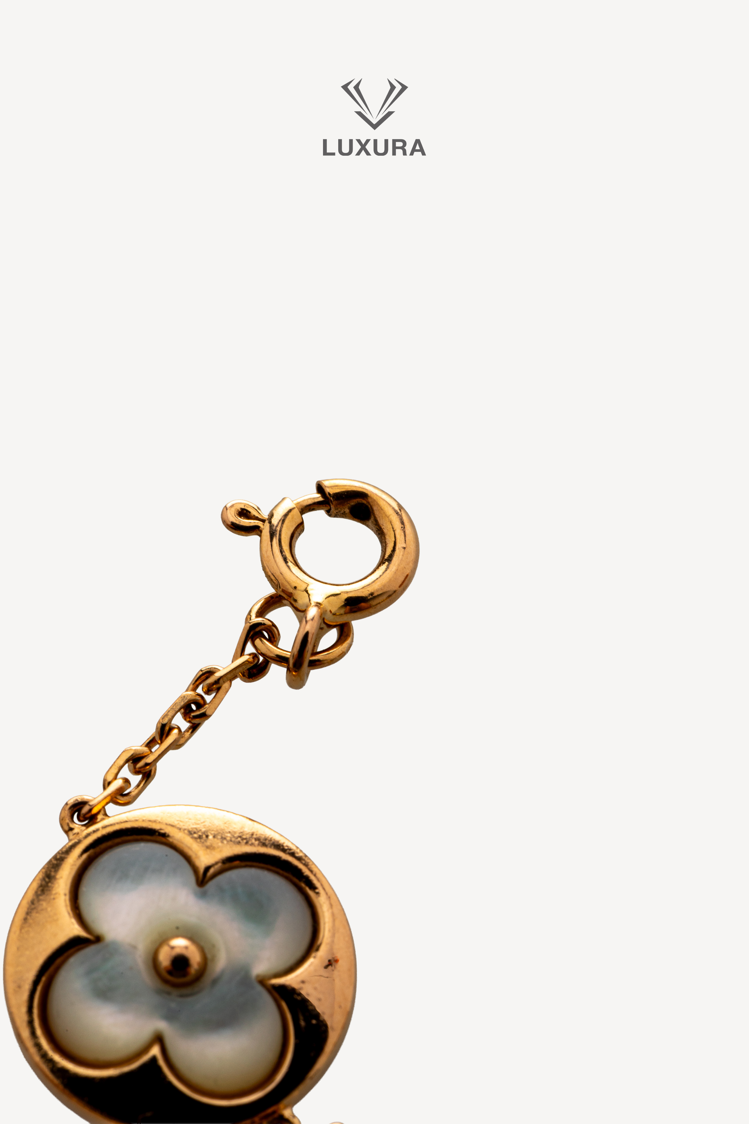 <span style="font-size: 10px; color: rgb(101, 101, 101);letter-spacing: .15em;">BEST DEAL</span><br><strong> LOUIS VUITTON </strong><br><div style="margin-top:10px; font-size:16px;">Color Blossom BB Multi-Motif Bracelet Yellow Gold Mother Of Pearl And Diamonds </div><br> - Image 6