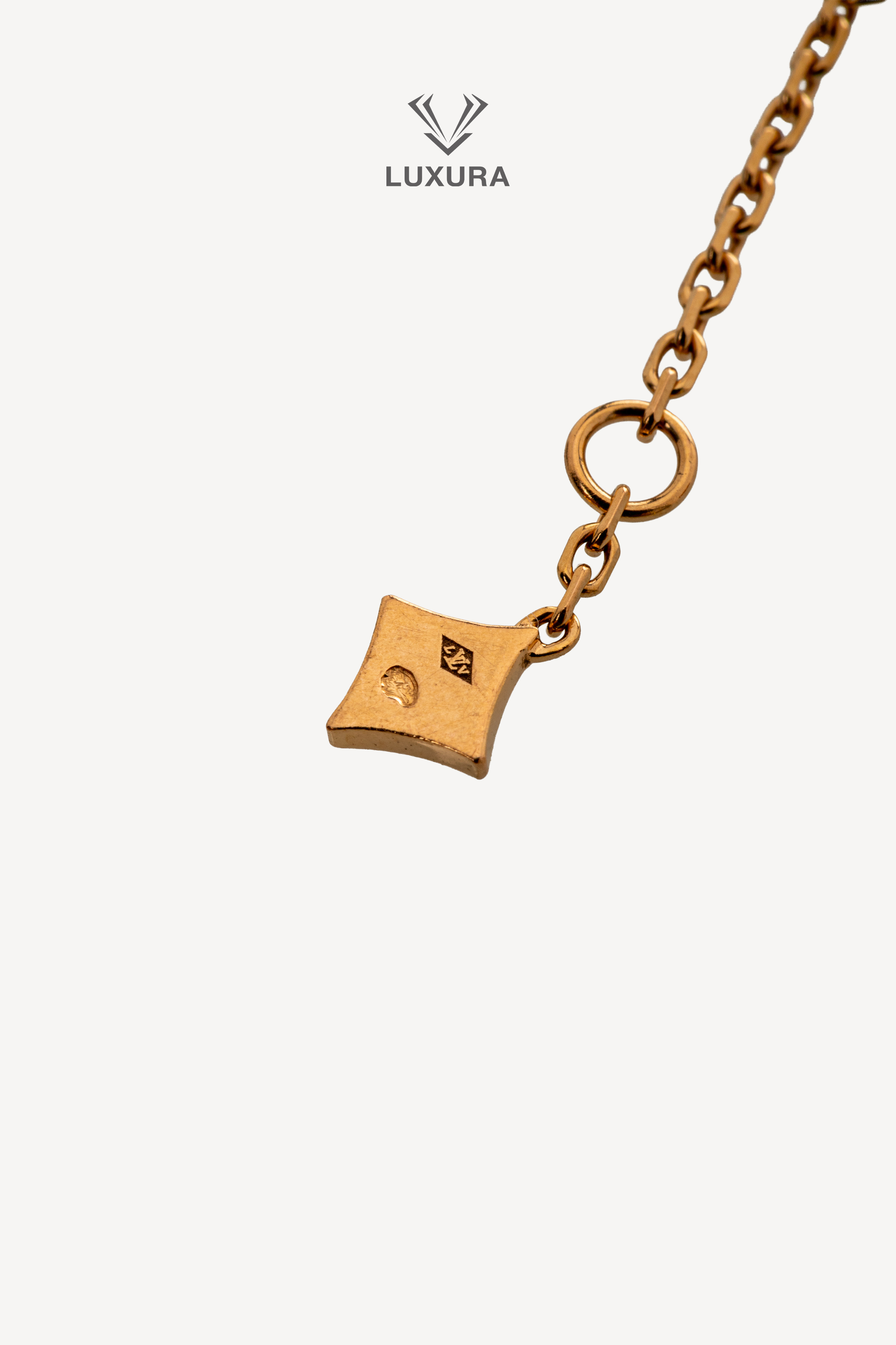 <span style="font-size: 10px; color: rgb(101, 101, 101);letter-spacing: .15em;">BEST DEAL</span><br><strong> LOUIS VUITTON </strong><br><div style="margin-top:10px; font-size:16px;">Color Blossom BB Multi-Motif Bracelet Yellow Gold Mother Of Pearl And Diamonds </div><br> - Image 12