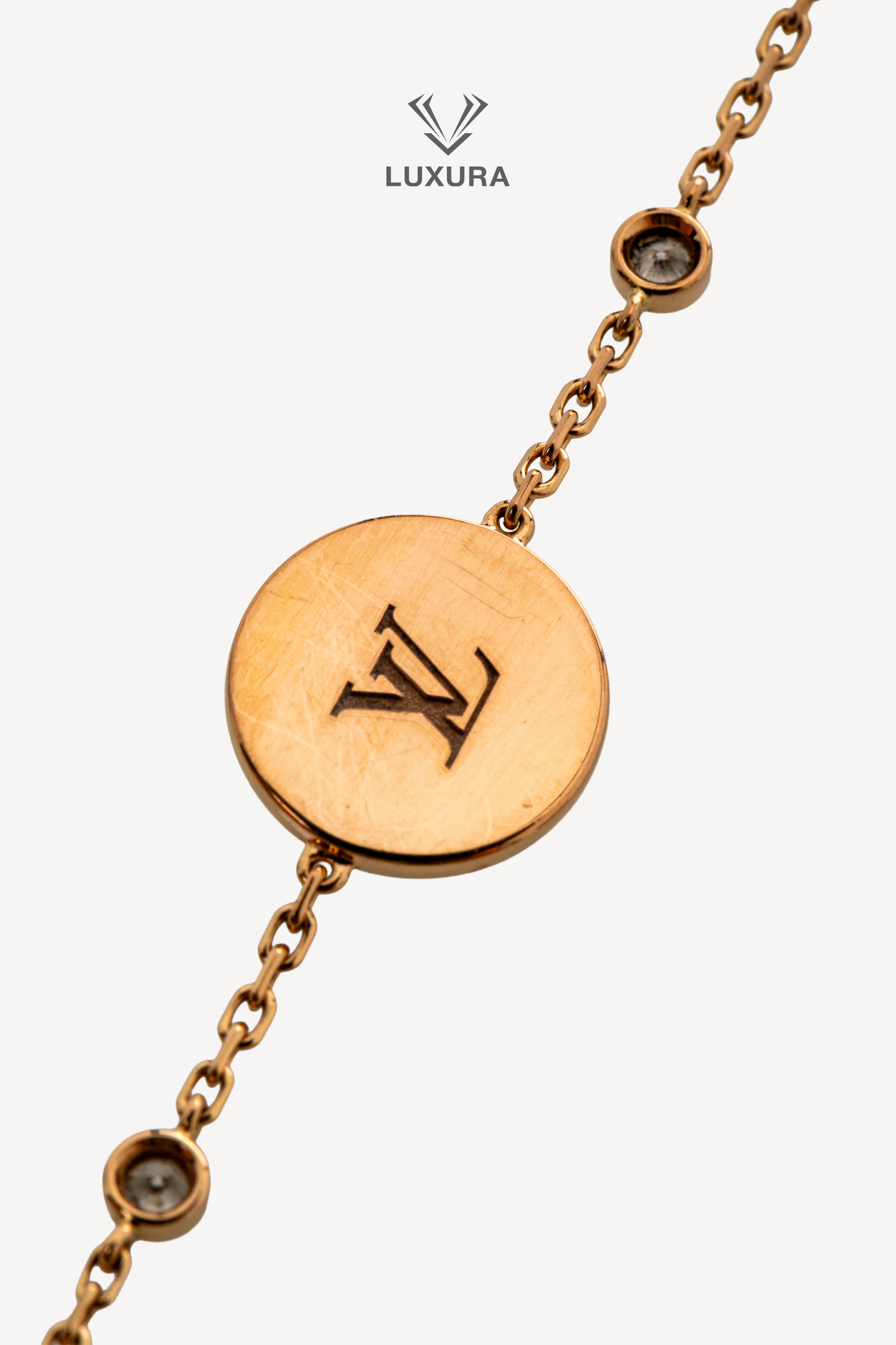 <span style="font-size: 10px; color: rgb(101, 101, 101);letter-spacing: .15em;">BEST DEAL</span><br><strong> LOUIS VUITTON </strong><br><div style="margin-top:10px; font-size:16px;">Color Blossom BB Multi-Motif Bracelet Yellow Gold Mother Of Pearl And Diamonds </div><br> - Image 13