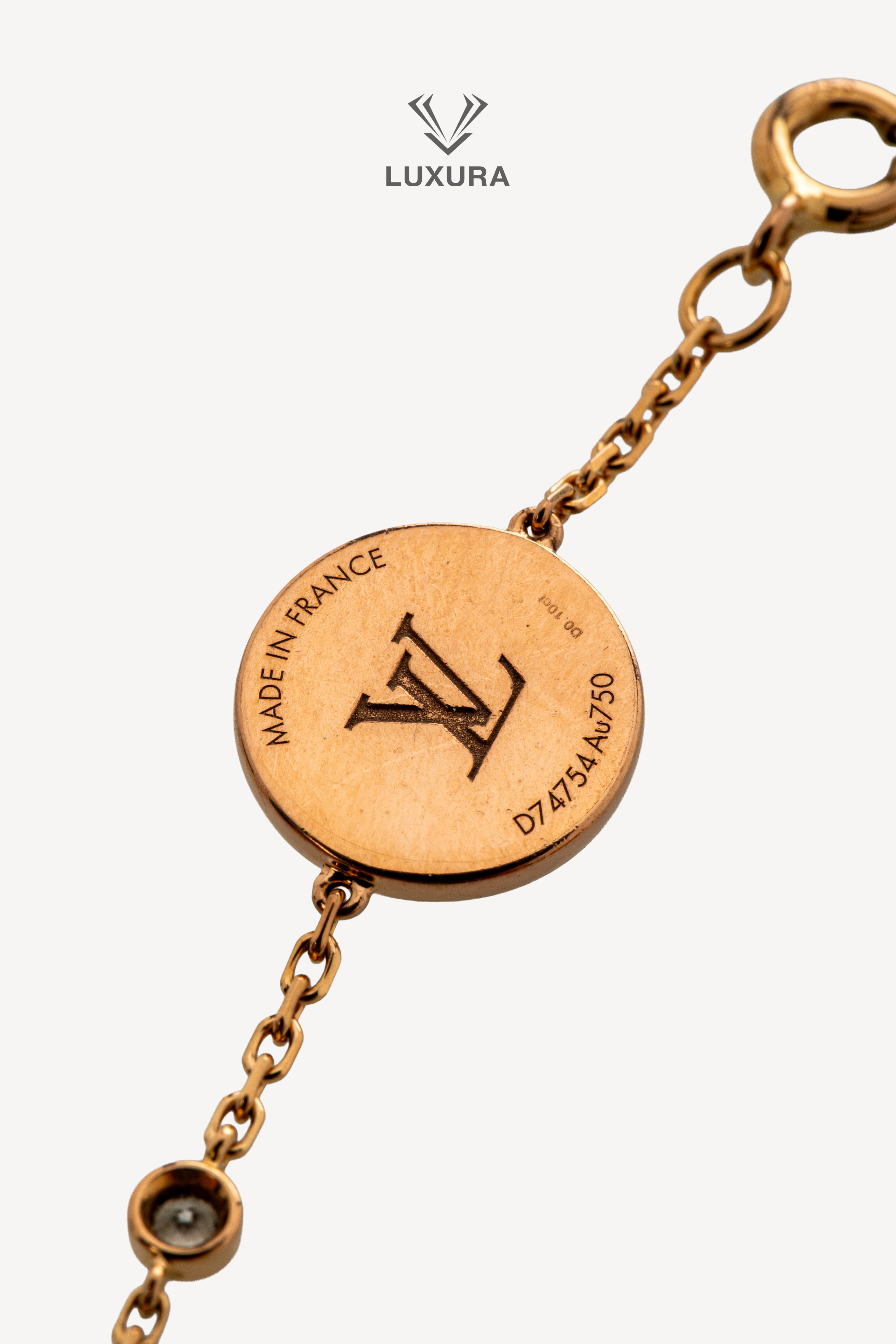 <span style="font-size: 10px; color: rgb(101, 101, 101);letter-spacing: .15em;">BEST DEAL</span><br><strong> LOUIS VUITTON </strong><br><div style="margin-top:10px; font-size:16px;">Color Blossom BB Multi-Motif Bracelet Yellow Gold Mother Of Pearl And Diamonds </div><br> - Image 9