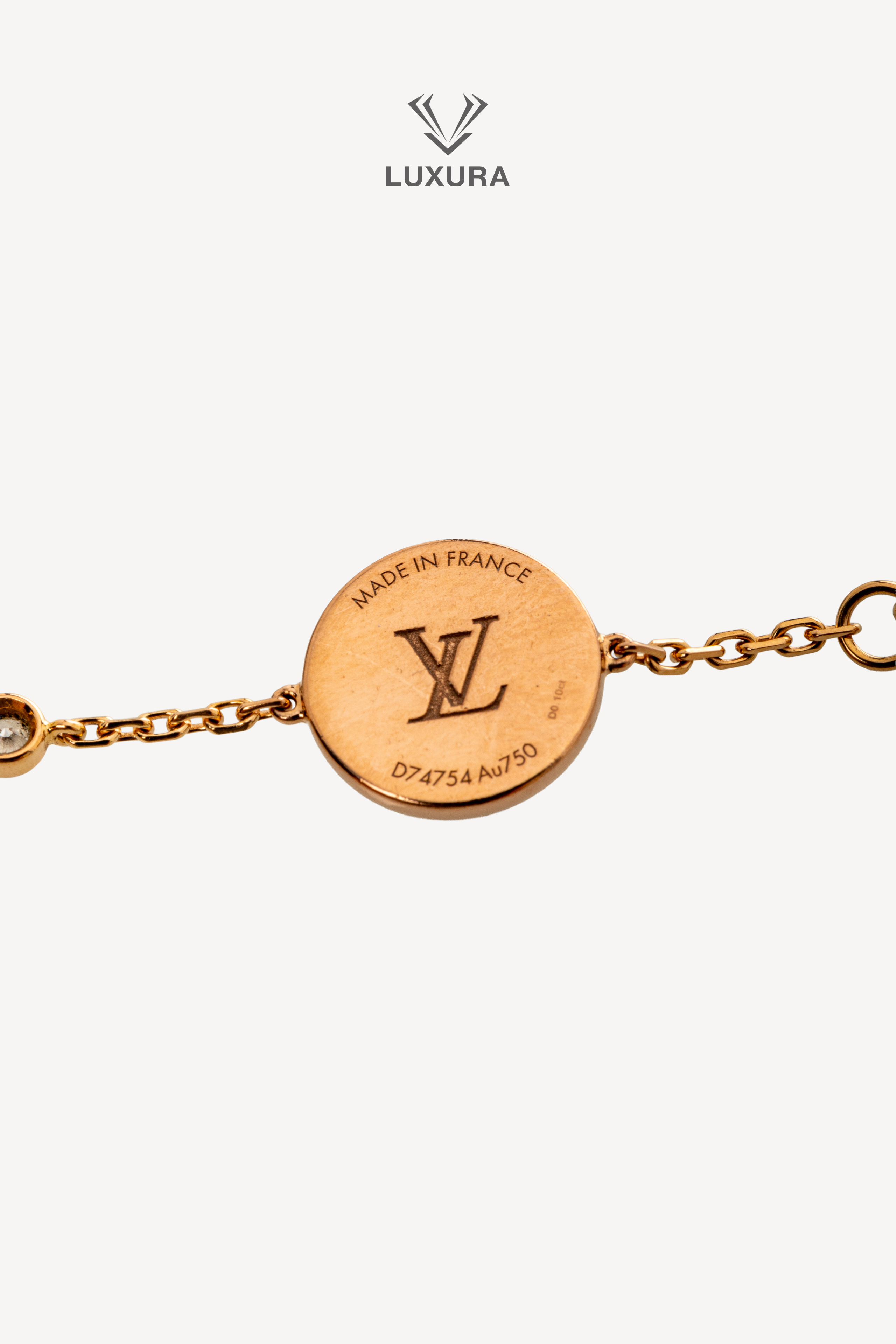 <span style="font-size: 10px; color: rgb(101, 101, 101);letter-spacing: .15em;">BEST DEAL</span><br><strong> LOUIS VUITTON </strong><br><div style="margin-top:10px; font-size:16px;">Color Blossom BB Multi-Motif Bracelet Yellow Gold Mother Of Pearl And Diamonds </div><br> - Image 10