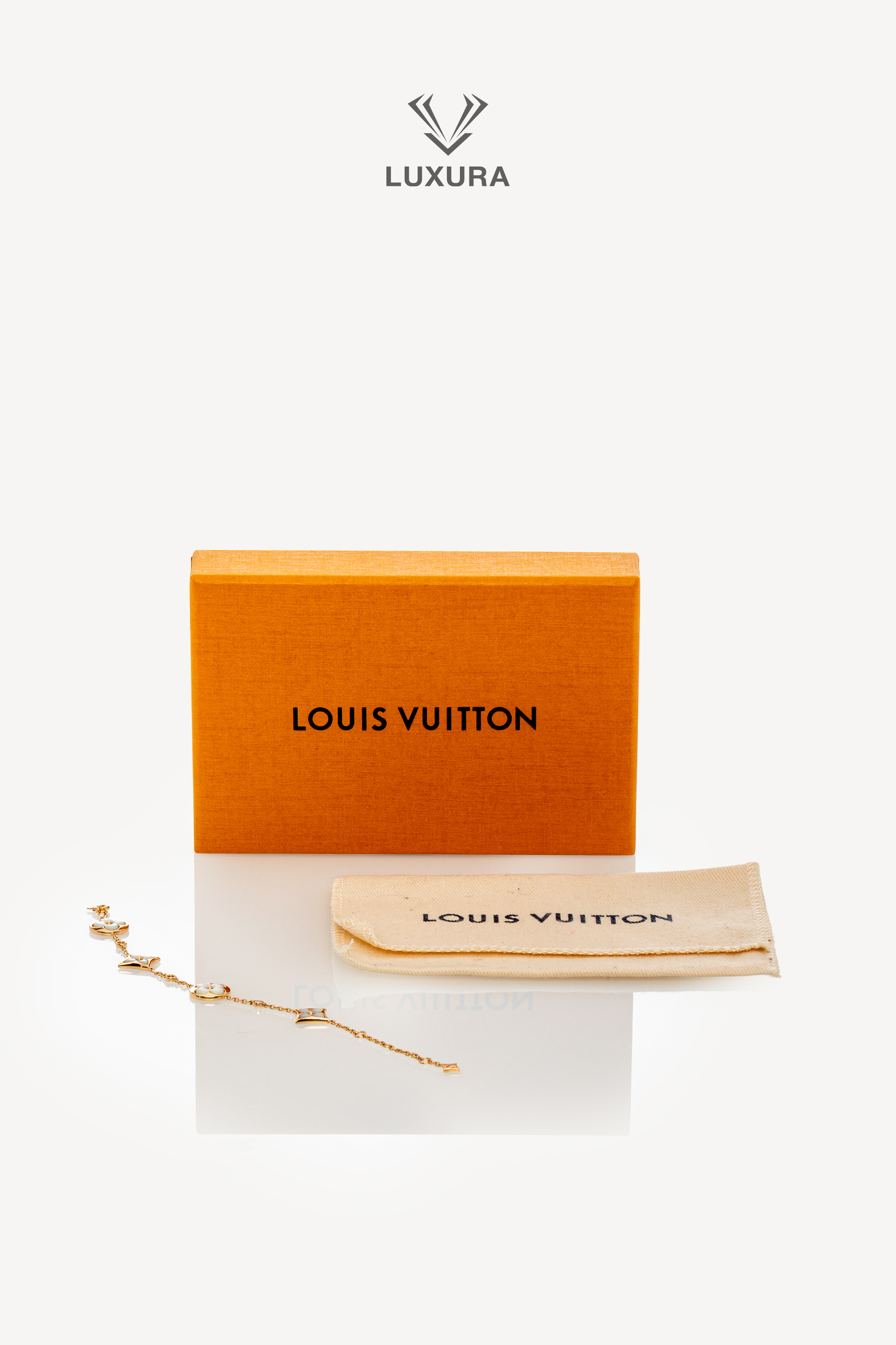 <span style="font-size: 10px; color: rgb(101, 101, 101);letter-spacing: .15em;">BEST DEAL</span><br><strong> LOUIS VUITTON </strong><br><div style="margin-top:10px; font-size:16px;">Color Blossom BB Multi-Motif Bracelet Yellow Gold Mother Of Pearl And Diamonds </div><br> - Image 3