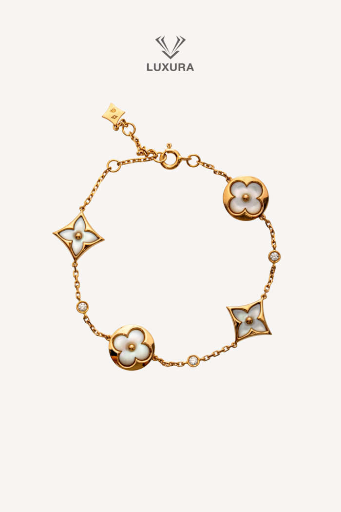 <span style="font-size: 10px; color: rgb(101, 101, 101);letter-spacing: .15em;">BEST DEAL</span><br><strong> LOUIS VUITTON </strong><br><div style="margin-top:10px; font-size:16px;">Color Blossom BB Multi-Motif Bracelet Yellow Gold Mother Of Pearl And Diamonds </div><br>
