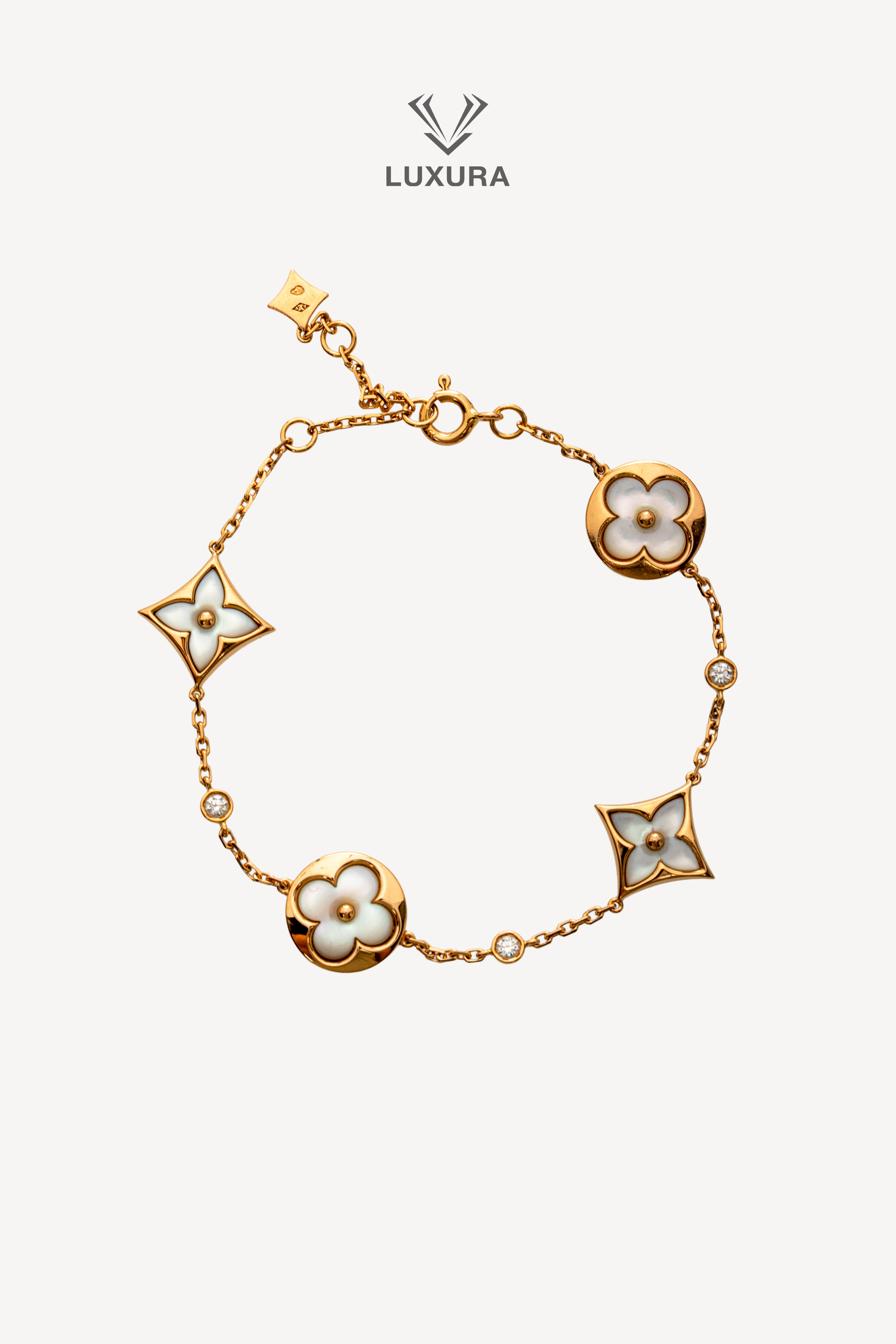 <span style="font-size: 10px; color: rgb(101, 101, 101);letter-spacing: .15em;">BEST DEAL</span><br><strong> LOUIS VUITTON </strong><br><div style="margin-top:10px; font-size:16px;">Color Blossom BB Multi-Motif Bracelet Yellow Gold Mother Of Pearl And Diamonds </div><br>