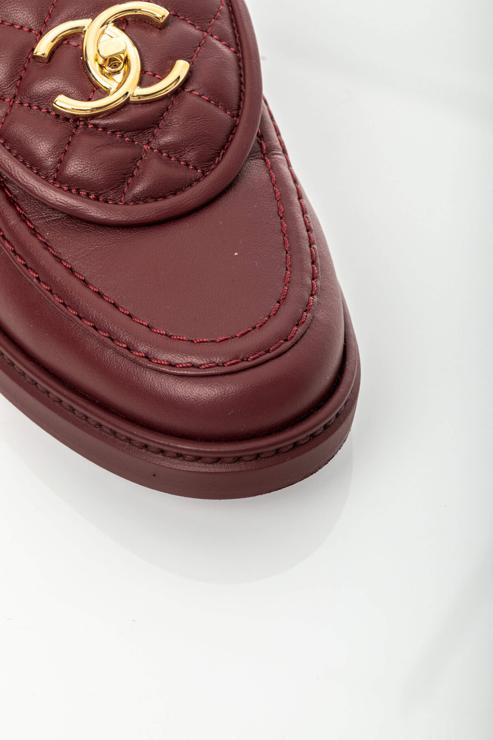 <span style="font-size: 10px;letter-spacing: .15em">HARD TO FIND</span><br> <strong>CHANEL</strong><br> <div style="margin-top:10px;font-size:16px">Crumpled Lambskin Quilted CC Turnlock Moccasins Burgundy 37C</div><br> - Image 12