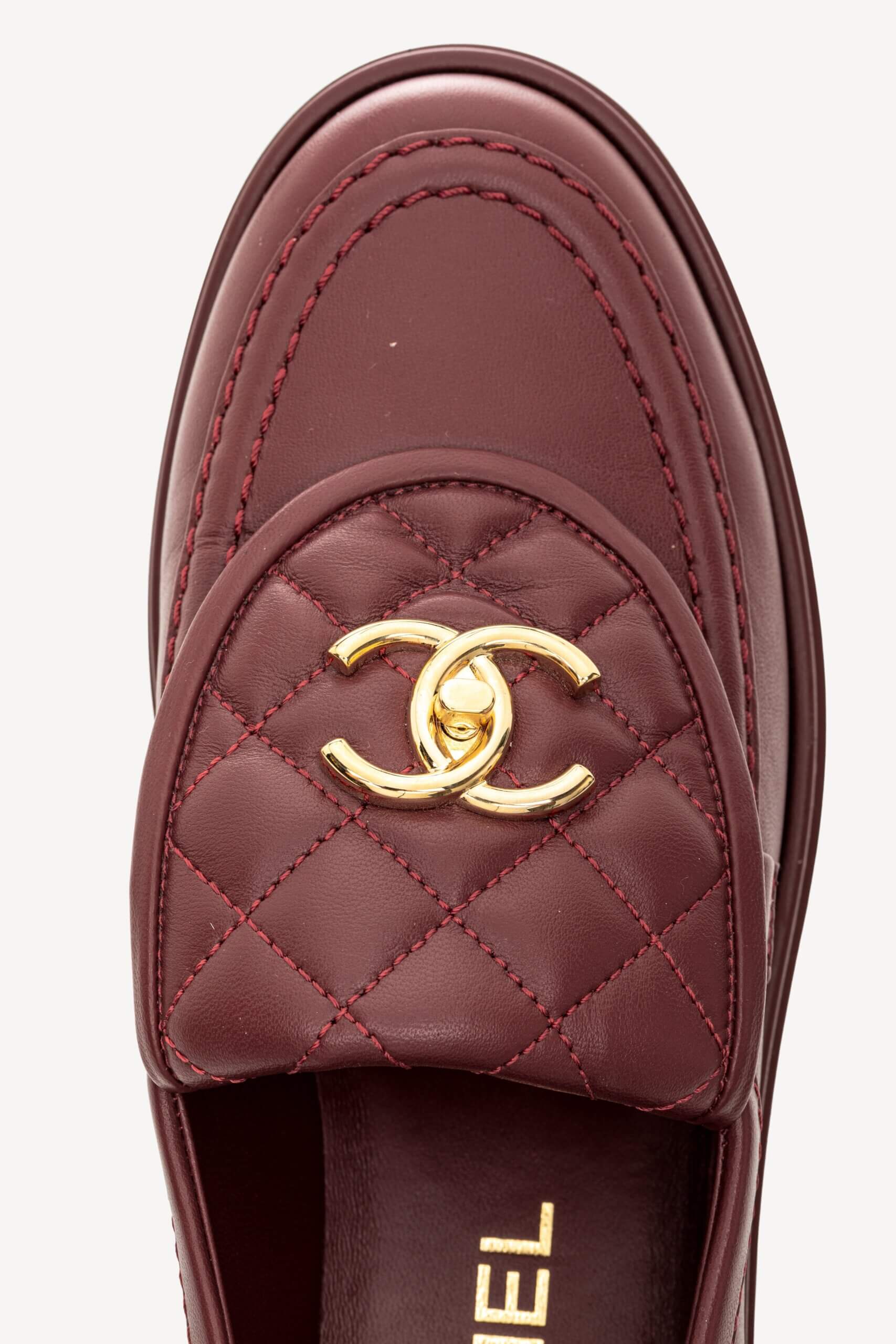 <span style="font-size: 10px;letter-spacing: .15em">HARD TO FIND</span><br> <strong>CHANEL</strong><br> <div style="margin-top:10px;font-size:16px">Crumpled Lambskin Quilted CC Turnlock Moccasins Burgundy 37C</div><br> - Image 11