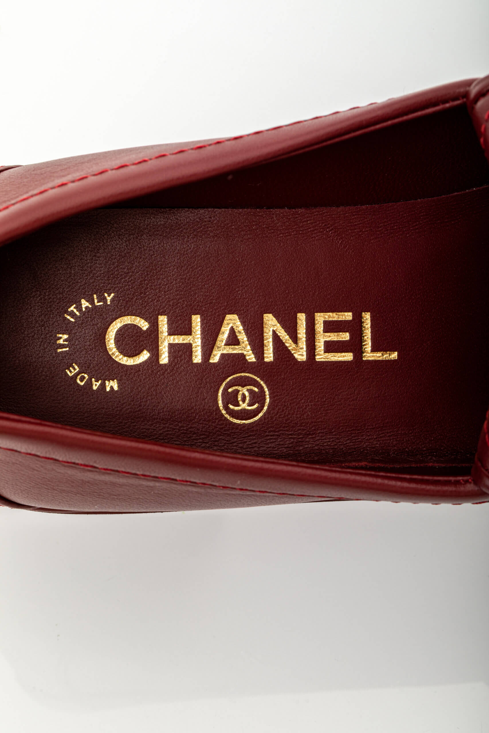 <span style="font-size: 10px;letter-spacing: .15em">HARD TO FIND</span><br> <strong>CHANEL</strong><br> <div style="margin-top:10px;font-size:16px">Crumpled Lambskin Quilted CC Turnlock Moccasins Burgundy 37C</div><br> - Image 22