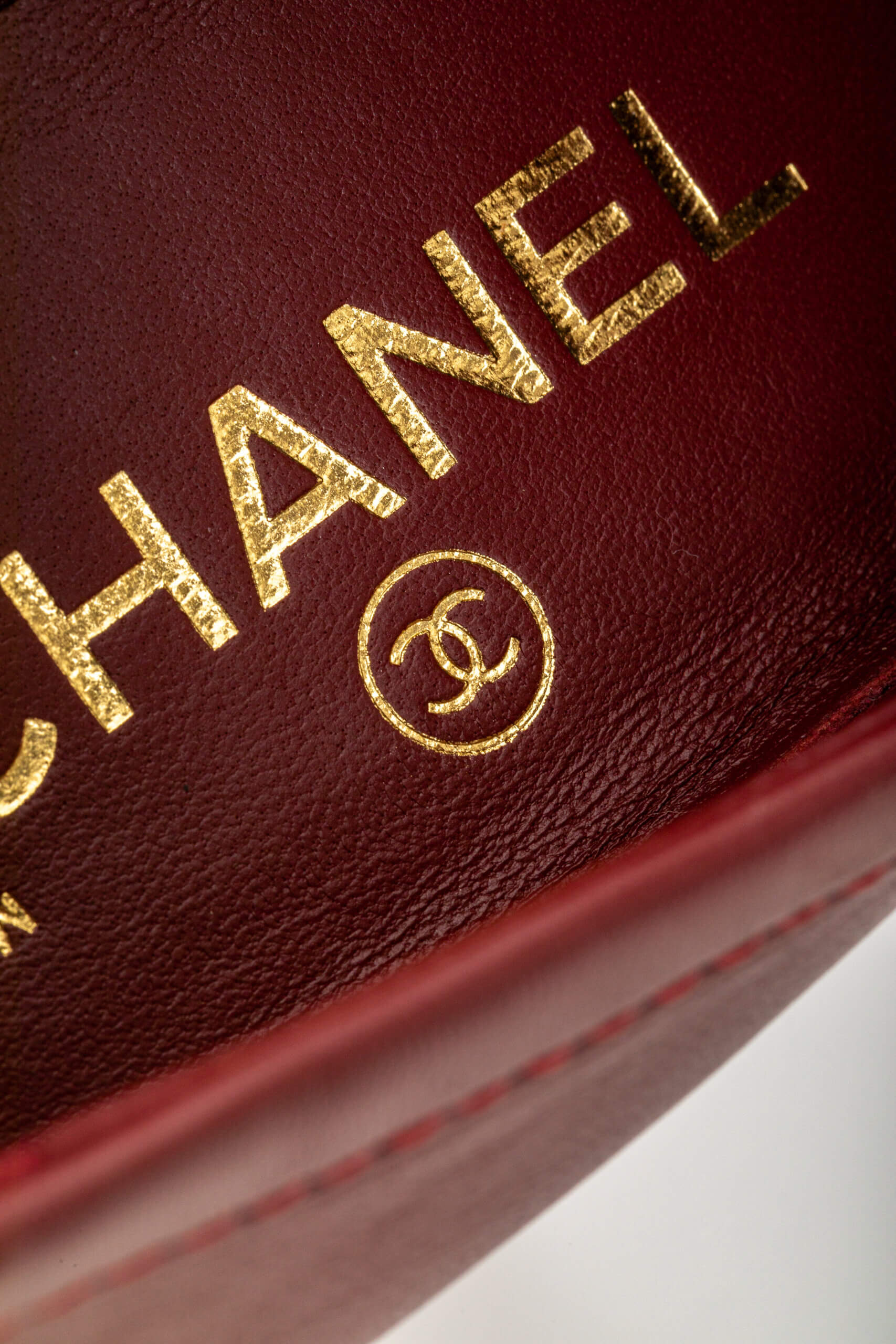 <span style="font-size: 10px;letter-spacing: .15em">HARD TO FIND</span><br> <strong>CHANEL</strong><br> <div style="margin-top:10px;font-size:16px">Crumpled Lambskin Quilted CC Turnlock Moccasins Burgundy 37C</div><br> - Image 23