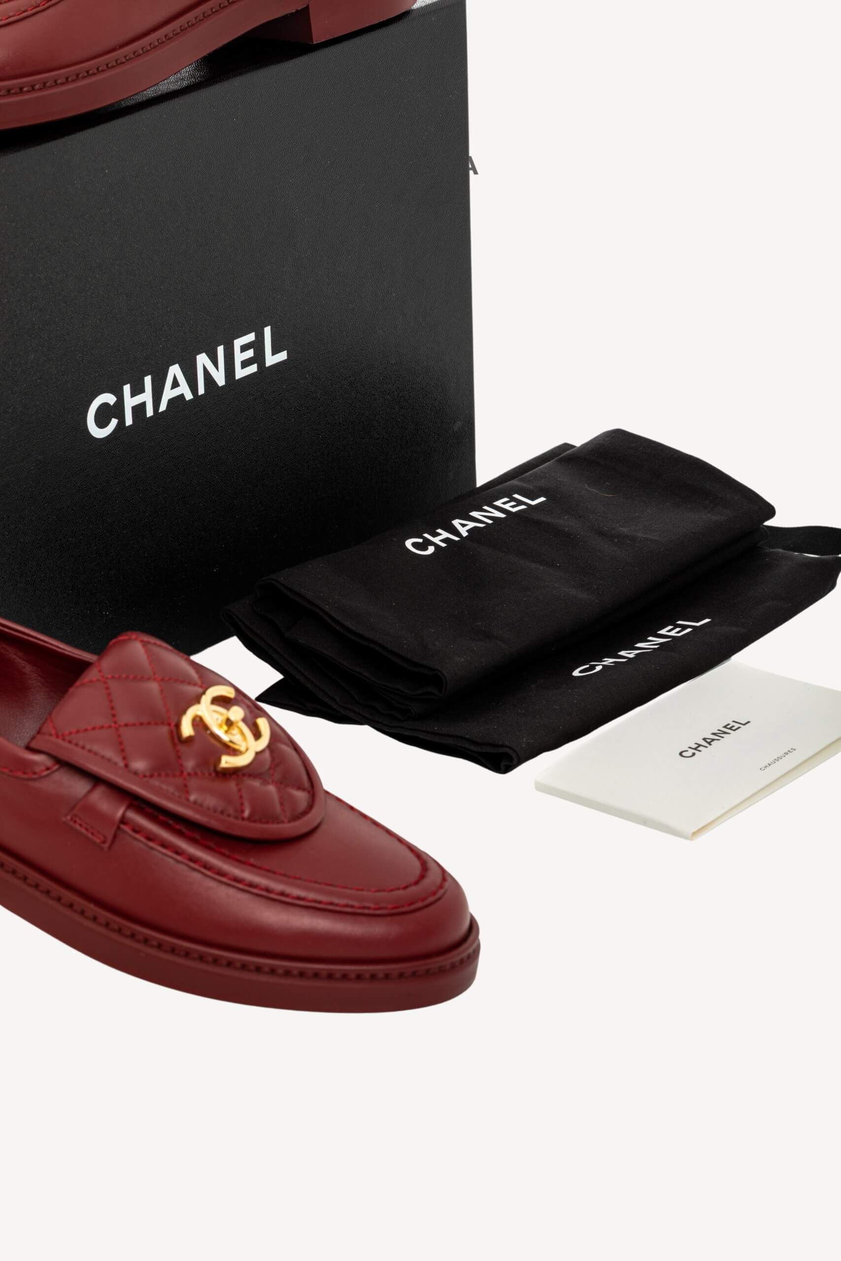 <span style="font-size: 10px;letter-spacing: .15em">HARD TO FIND</span><br> <strong>CHANEL</strong><br> <div style="margin-top:10px;font-size:16px">Crumpled Lambskin Quilted CC Turnlock Moccasins Burgundy 37C</div><br> - Image 2