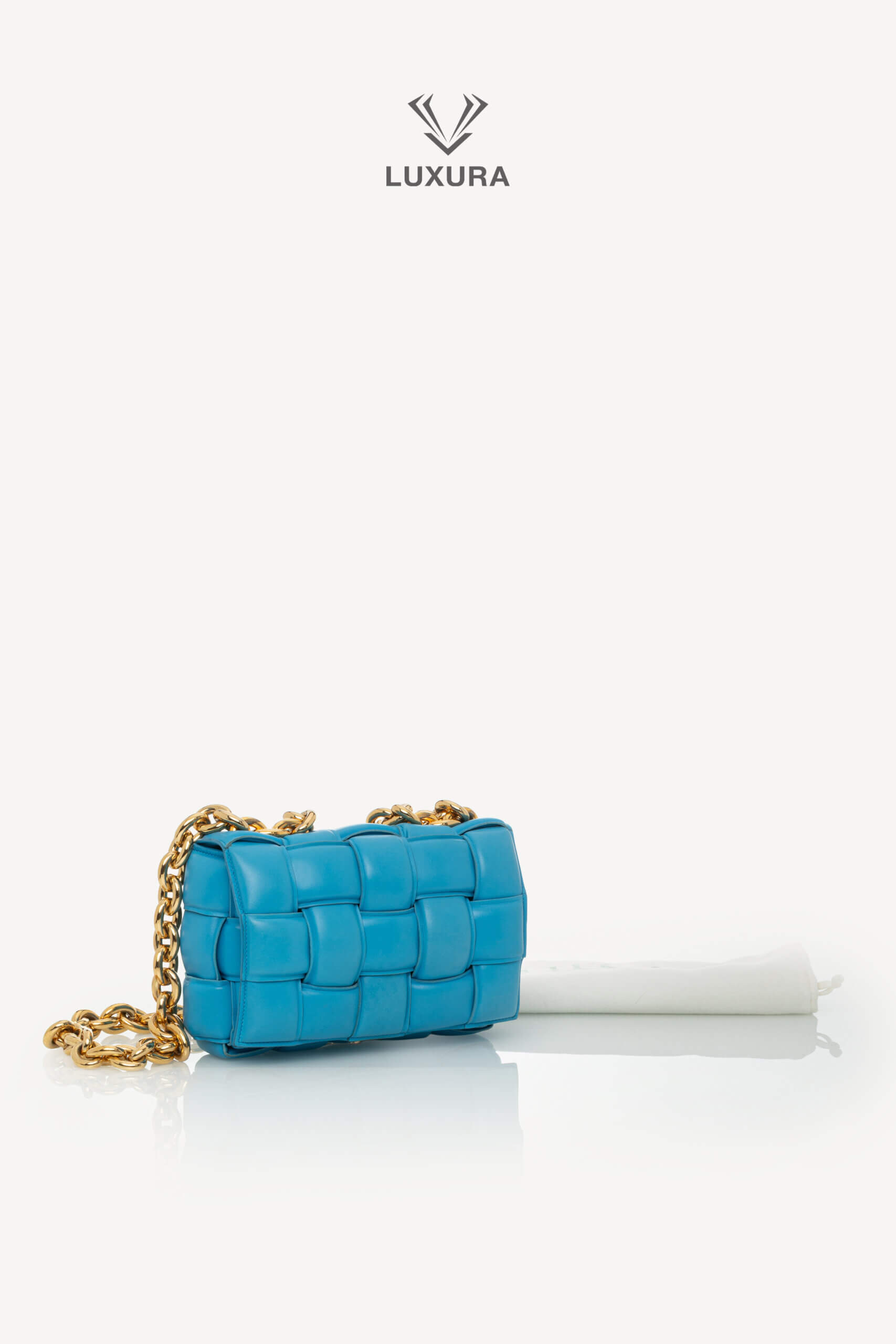 <span style="font-size: 10px;letter-spacing: .15em">BEST DEAL</span><br> <strong>BOTTEGA VENETA</strong><br> <div style="margin-top:10px;font-size:16px">Chain Cassette Bag Blue</div><br> - Image 5