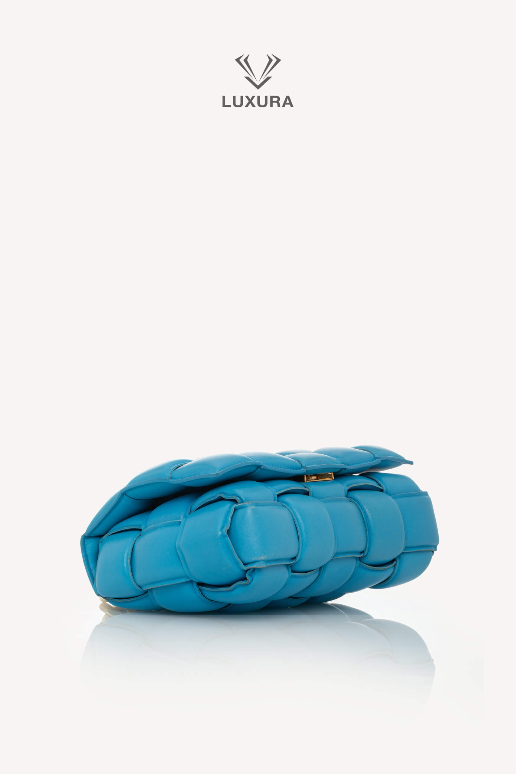 <span style="font-size: 10px;letter-spacing: .15em">BEST DEAL</span><br> <strong>BOTTEGA VENETA</strong><br> <div style="margin-top:10px;font-size:16px">Chain Cassette Bag Blue</div><br> - Image 23