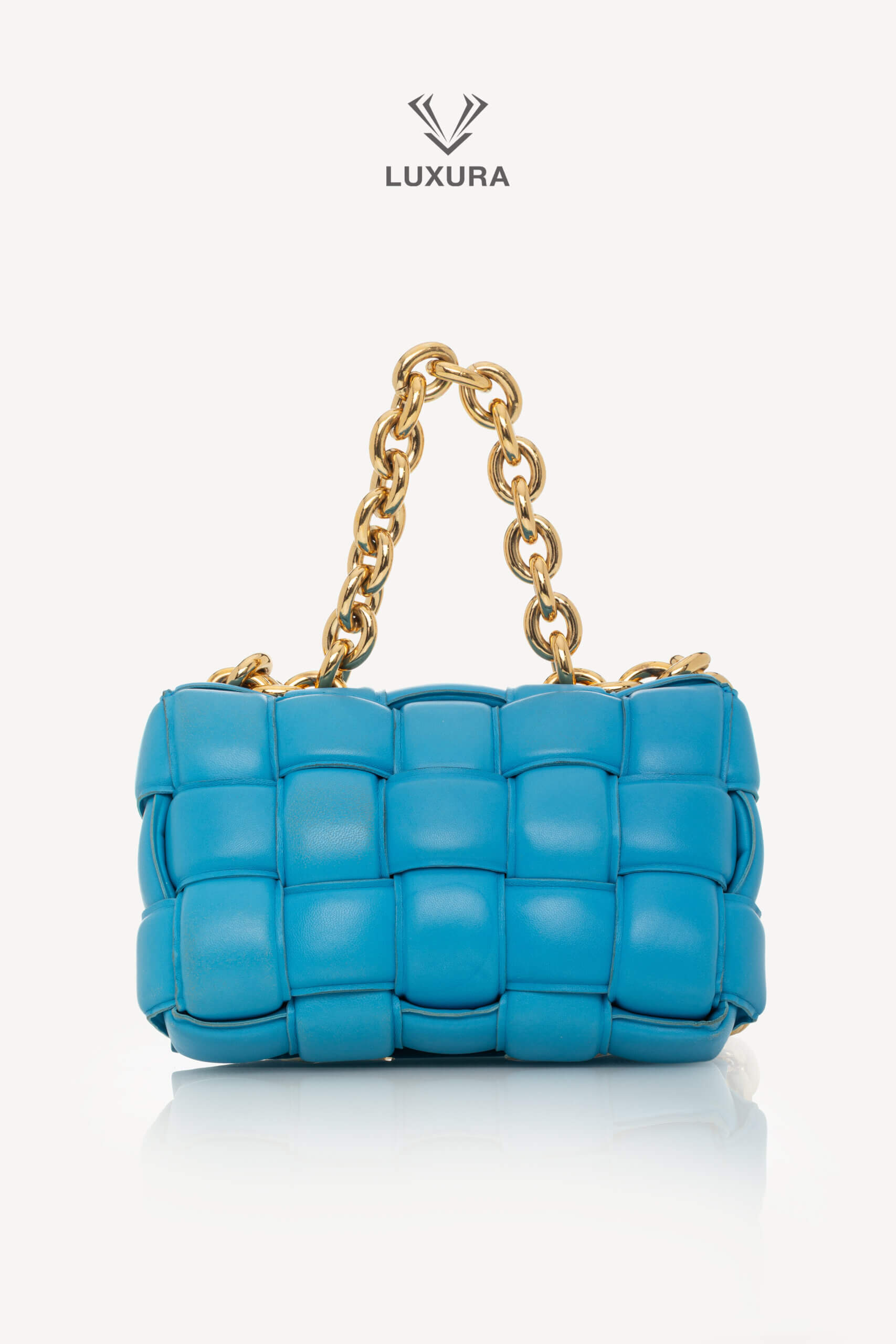 <span style="font-size: 10px;letter-spacing: .15em">BEST DEAL</span><br> <strong>BOTTEGA VENETA</strong><br> <div style="margin-top:10px;font-size:16px">Chain Cassette Bag Blue</div><br>
