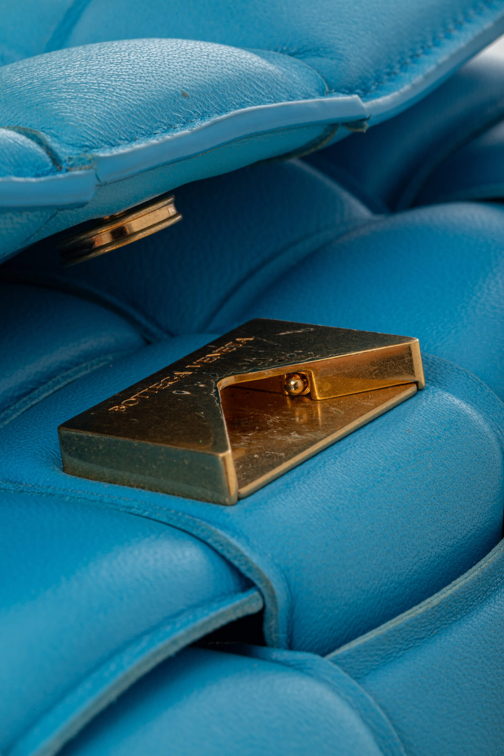 <span style="font-size: 10px;letter-spacing: .15em">BEST DEAL</span><br> <strong>BOTTEGA VENETA</strong><br> <div style="margin-top:10px;font-size:16px">Chain Cassette Bag Blue</div><br> - Image 22