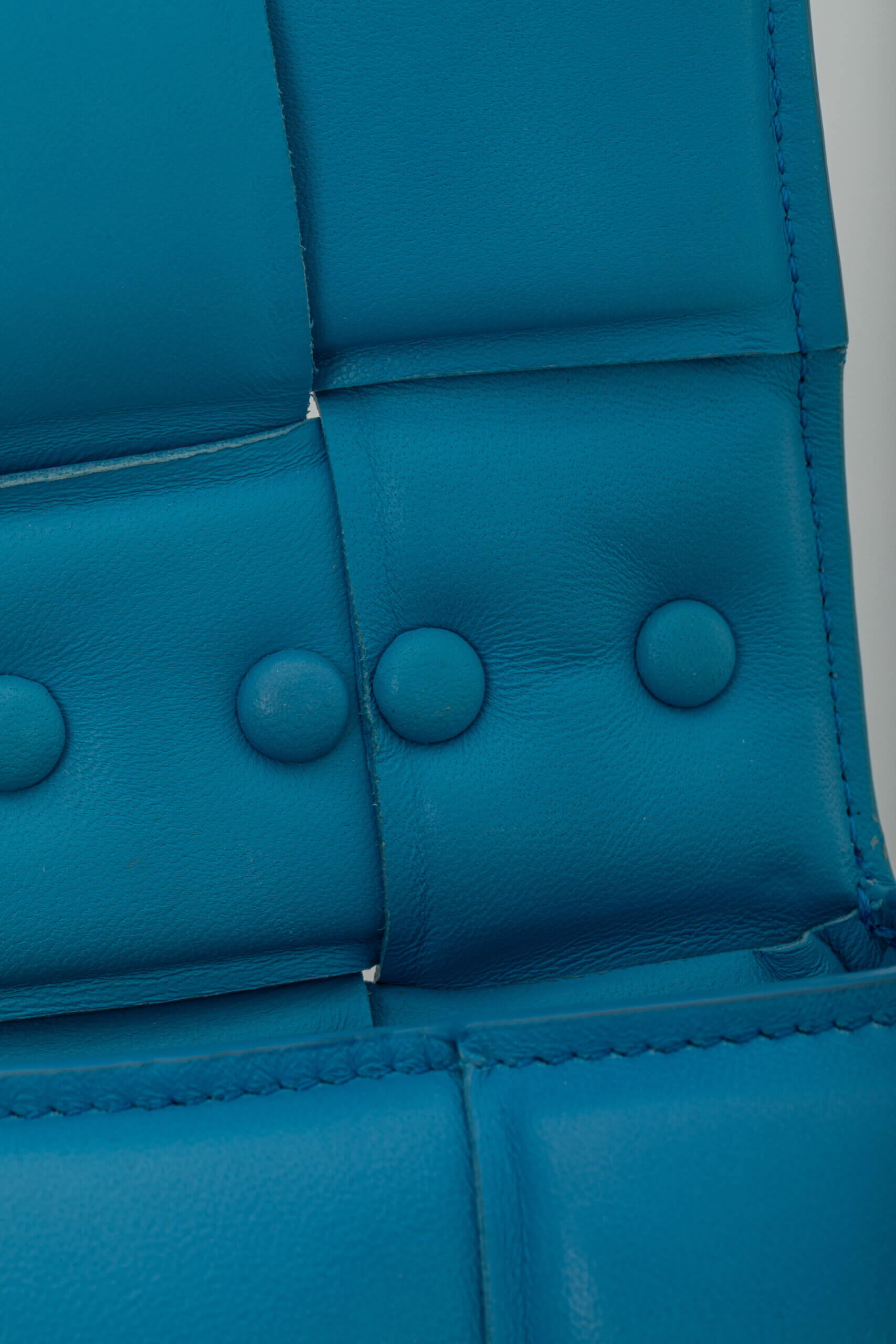 <span style="font-size: 10px;letter-spacing: .15em">BEST DEAL</span><br> <strong>BOTTEGA VENETA</strong><br> <div style="margin-top:10px;font-size:16px">Chain Cassette Bag Blue</div><br> - Image 21