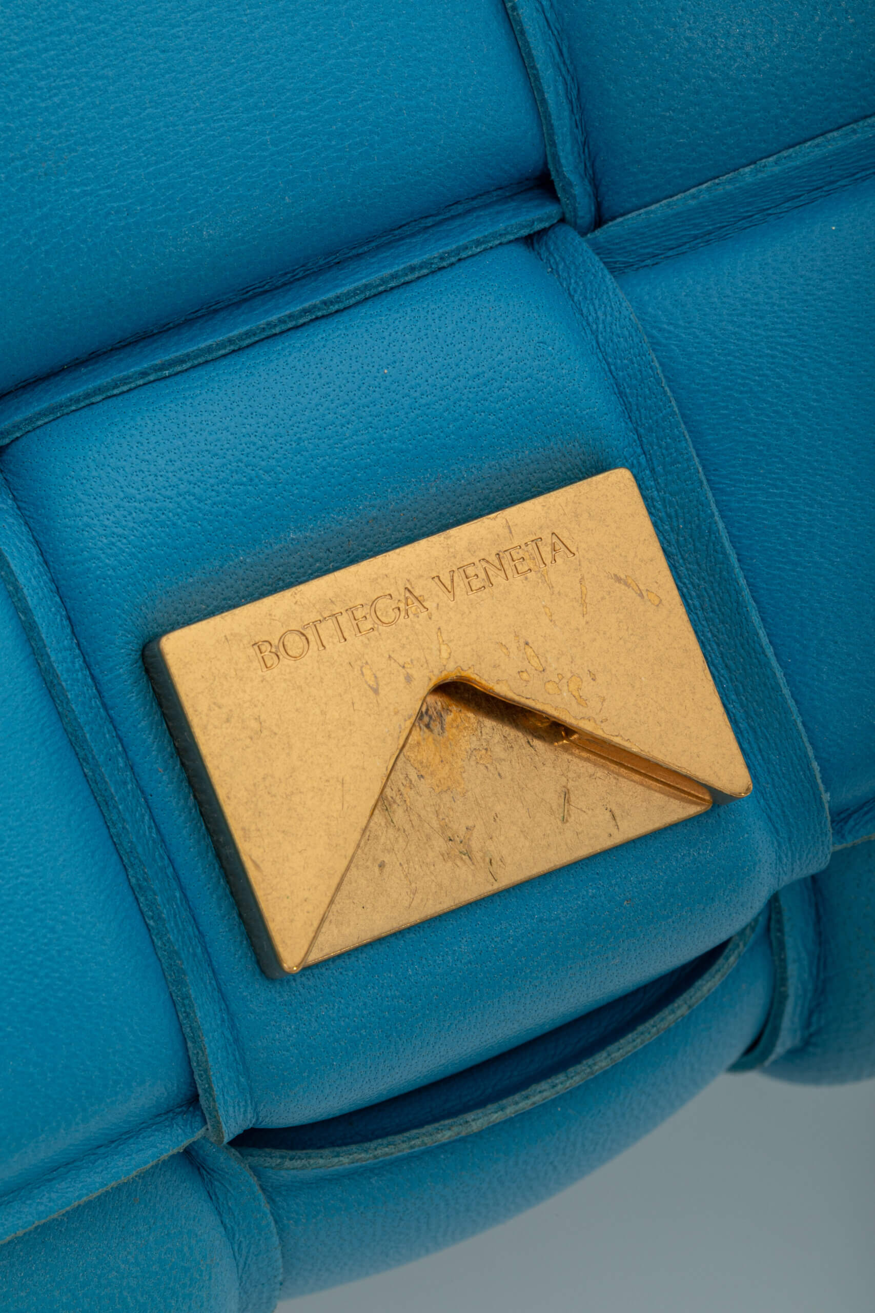 <span style="font-size: 10px;letter-spacing: .15em">BEST DEAL</span><br> <strong>BOTTEGA VENETA</strong><br> <div style="margin-top:10px;font-size:16px">Chain Cassette Bag Blue</div><br> - Image 19