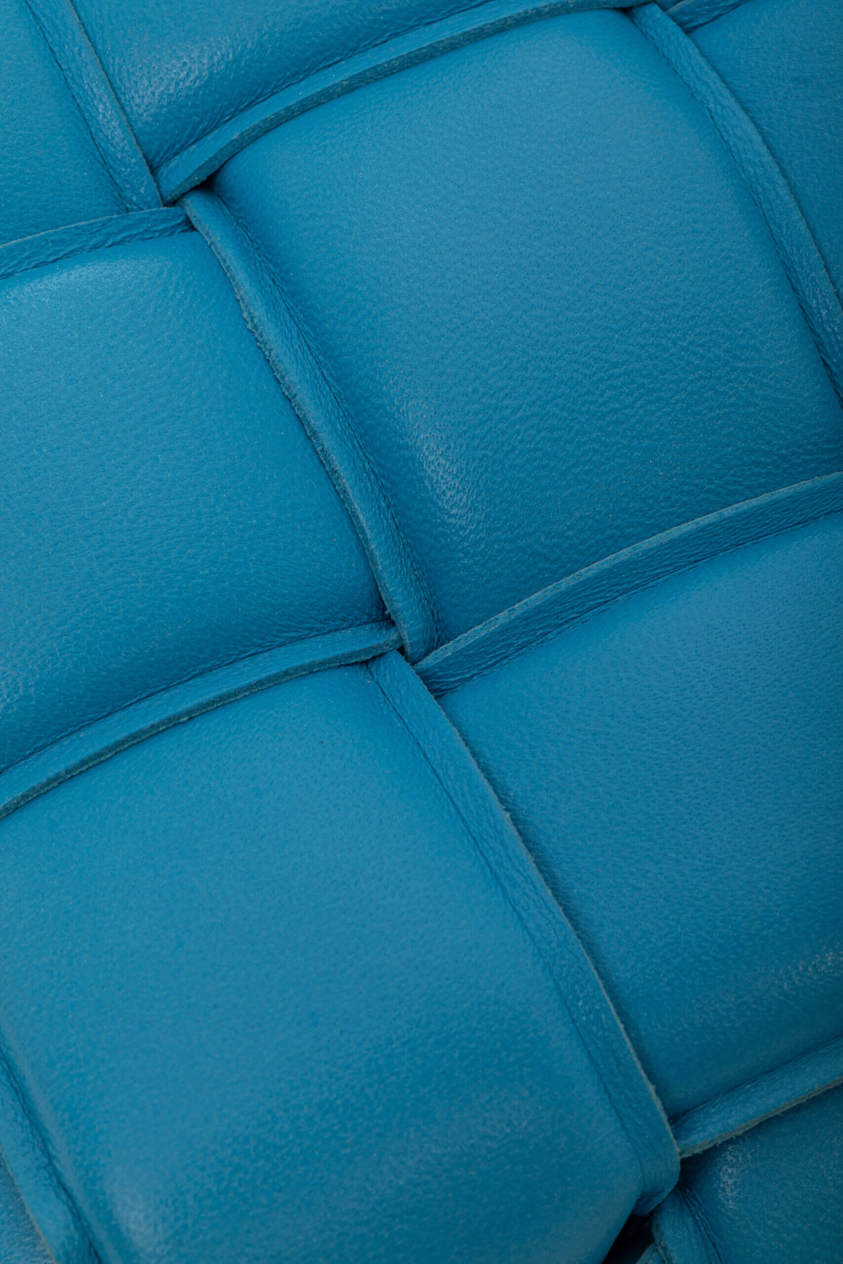 <span style="font-size: 10px;letter-spacing: .15em">BEST DEAL</span><br> <strong>BOTTEGA VENETA</strong><br> <div style="margin-top:10px;font-size:16px">Chain Cassette Bag Blue</div><br> - Image 18